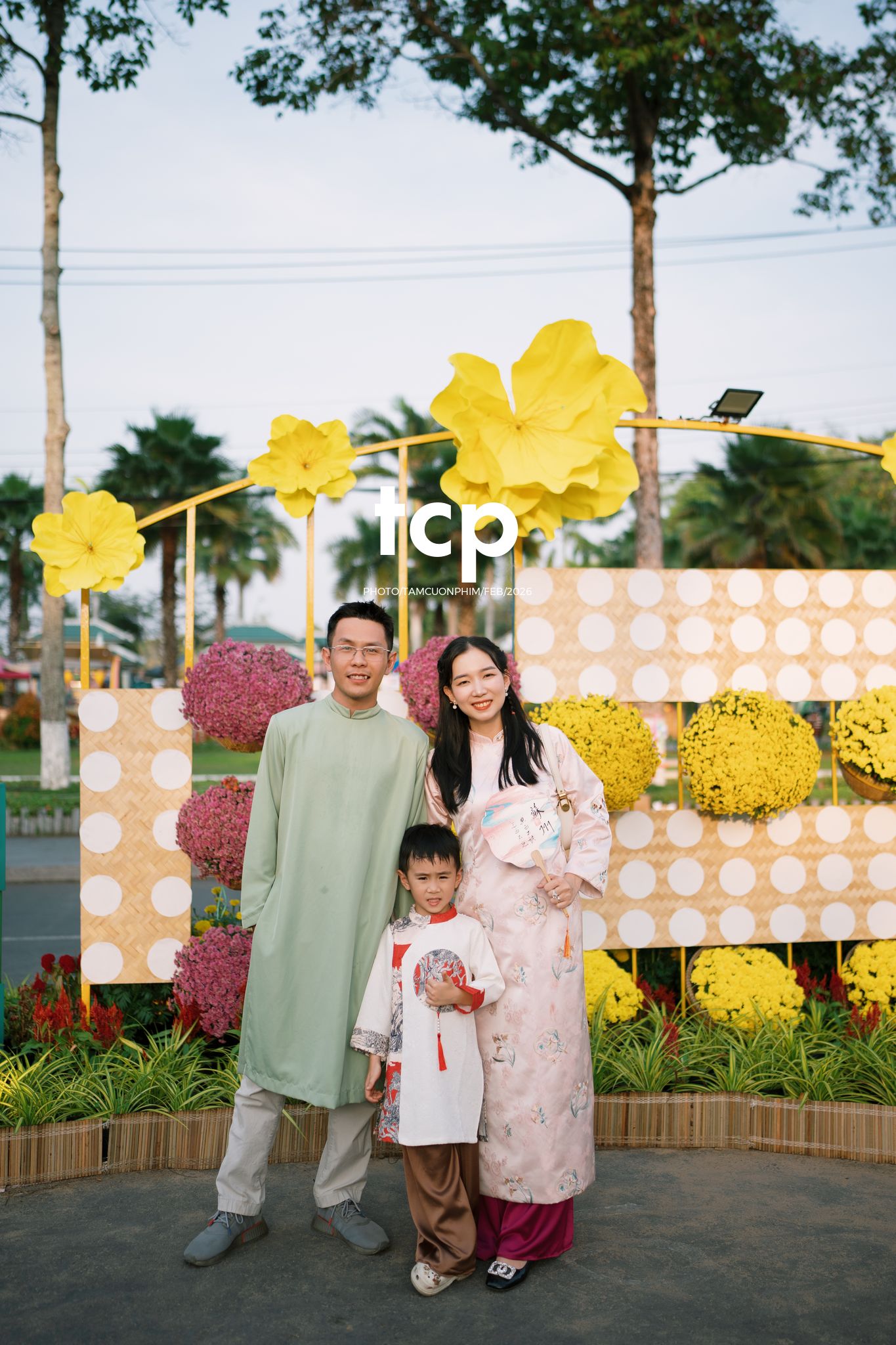 Tám Cuộn Phim - Chiếc nón lá tung bay giữa vườn hoa rực rỡ