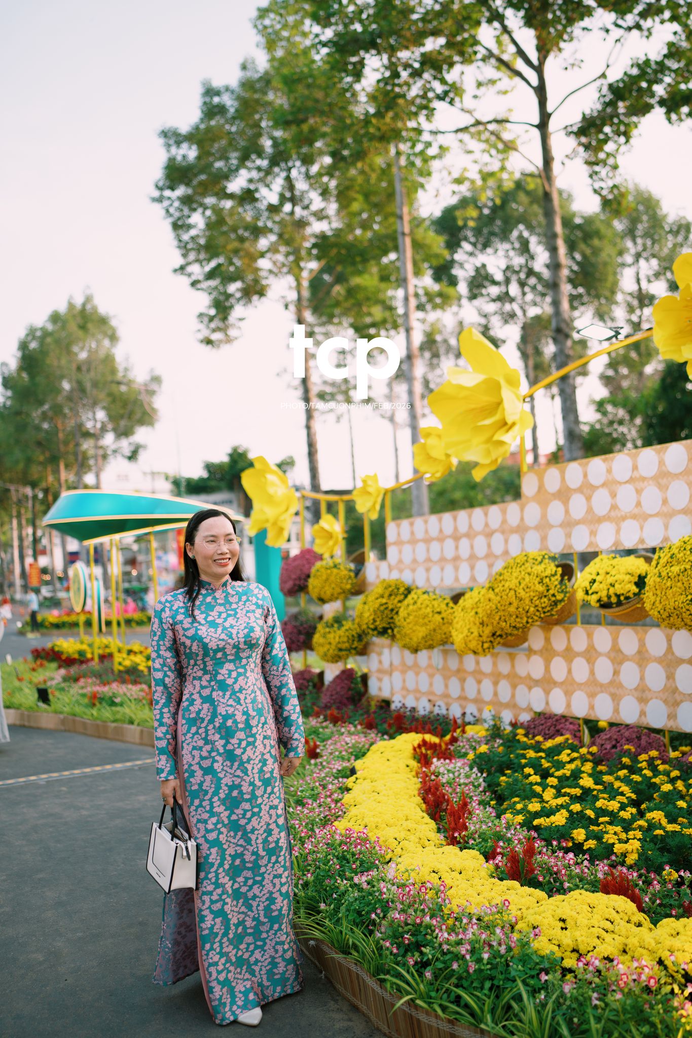 Tám Cuộn Phim - Chiếc nón lá tung bay giữa vườn hoa rực rỡ