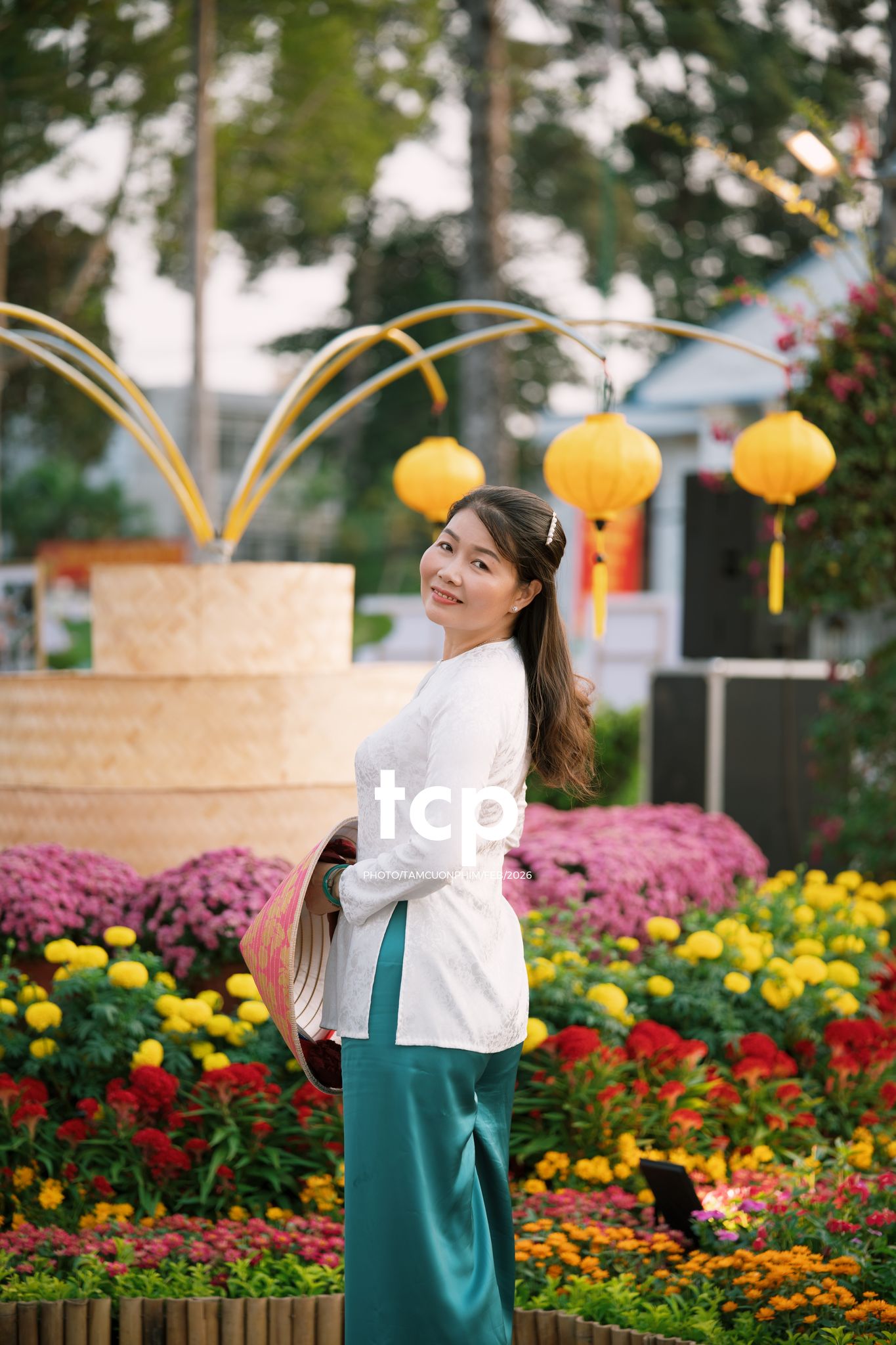 Tám Cuộn Phim - Chiếc nón lá tung bay giữa vườn hoa rực rỡ