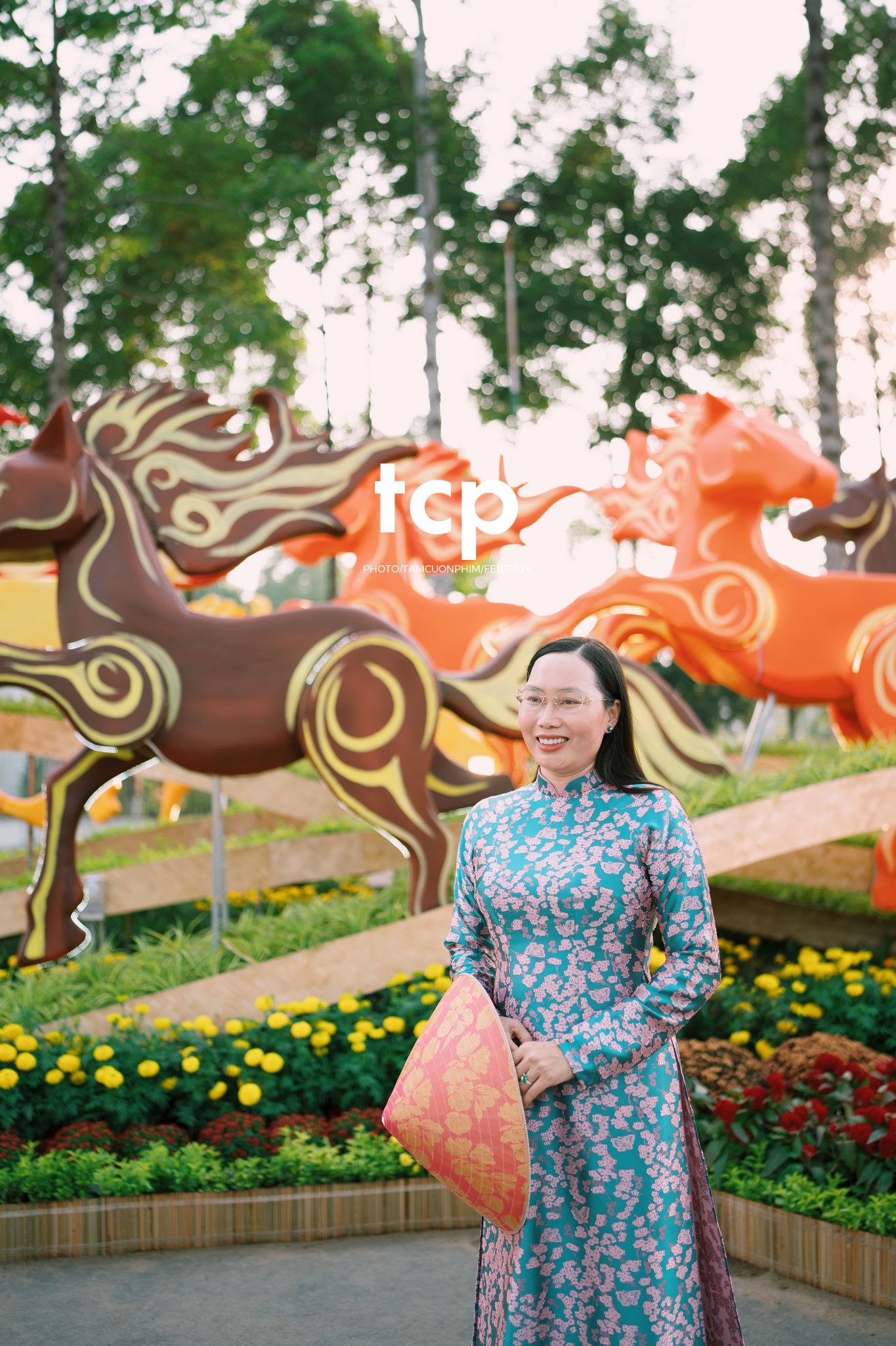 Tám Cuộn Phim - Chiếc nón lá tung bay giữa vườn hoa rực rỡ