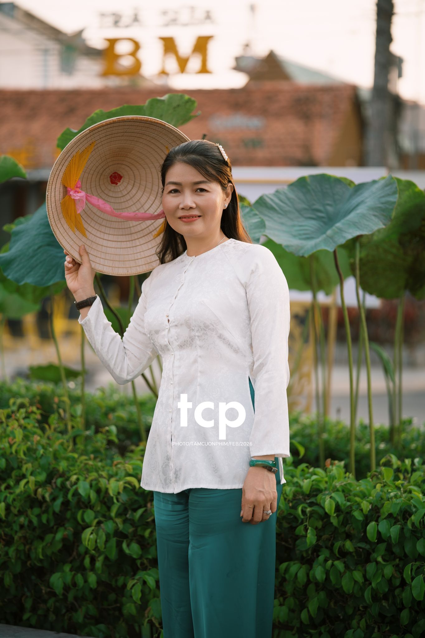 Tám Cuộn Phim - Chiếc nón lá tung bay giữa vườn hoa rực rỡ