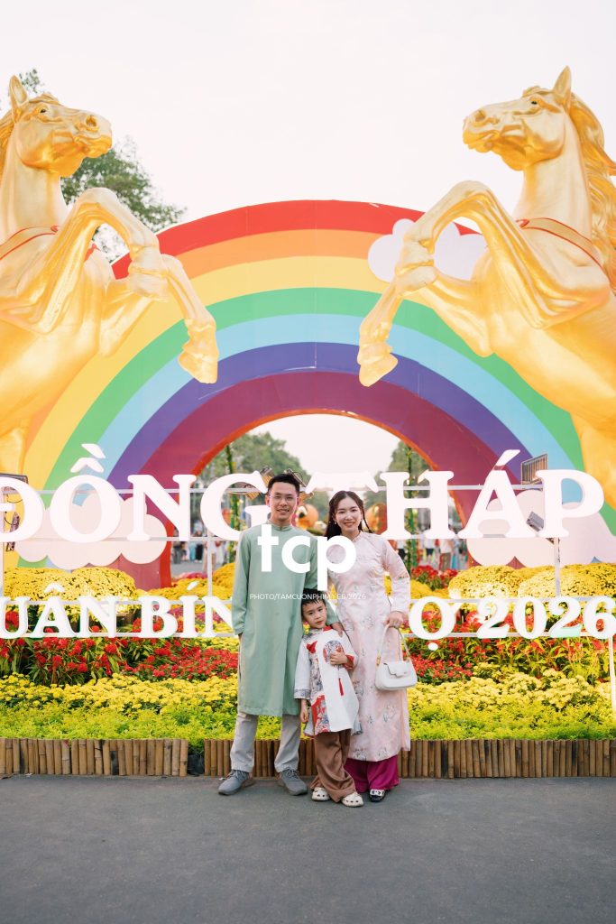 Tám Cuộn Phim - Chiếc nón lá tung bay giữa vườn hoa rực rỡ