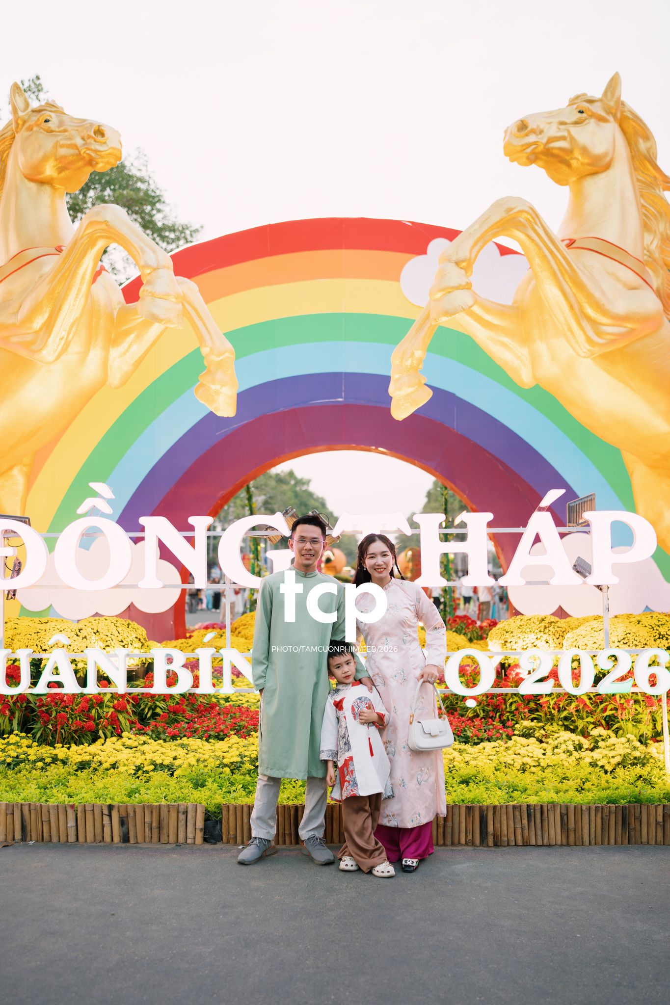 Tám Cuộn Phim - Chiếc nón lá tung bay giữa vườn hoa rực rỡ