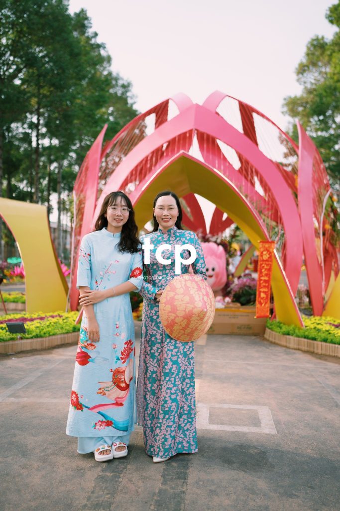 Tám Cuộn Phim - Chiếc nón lá tung bay giữa vườn hoa rực rỡ