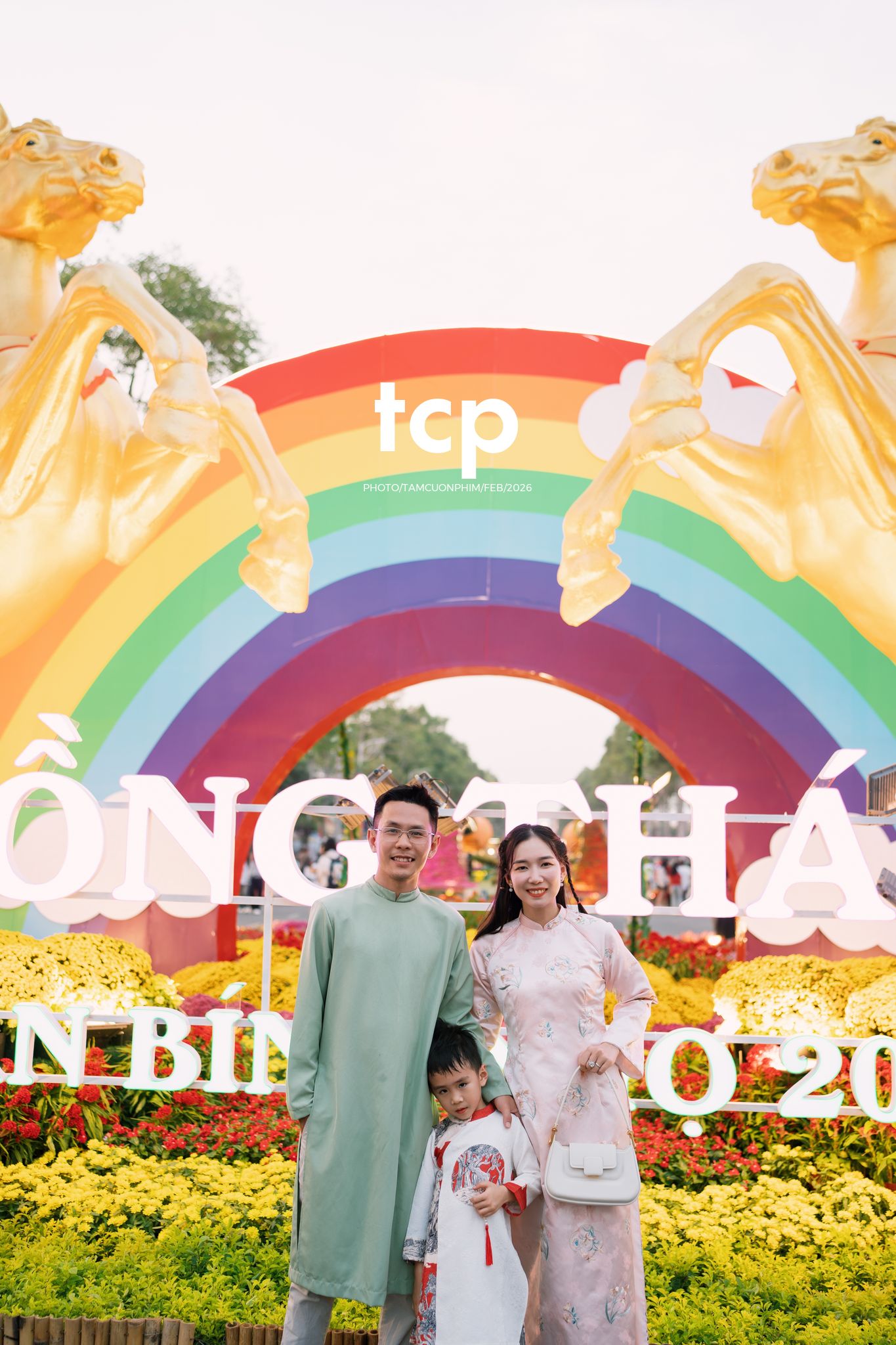 Tám Cuộn Phim - Chiếc nón lá tung bay giữa vườn hoa rực rỡ