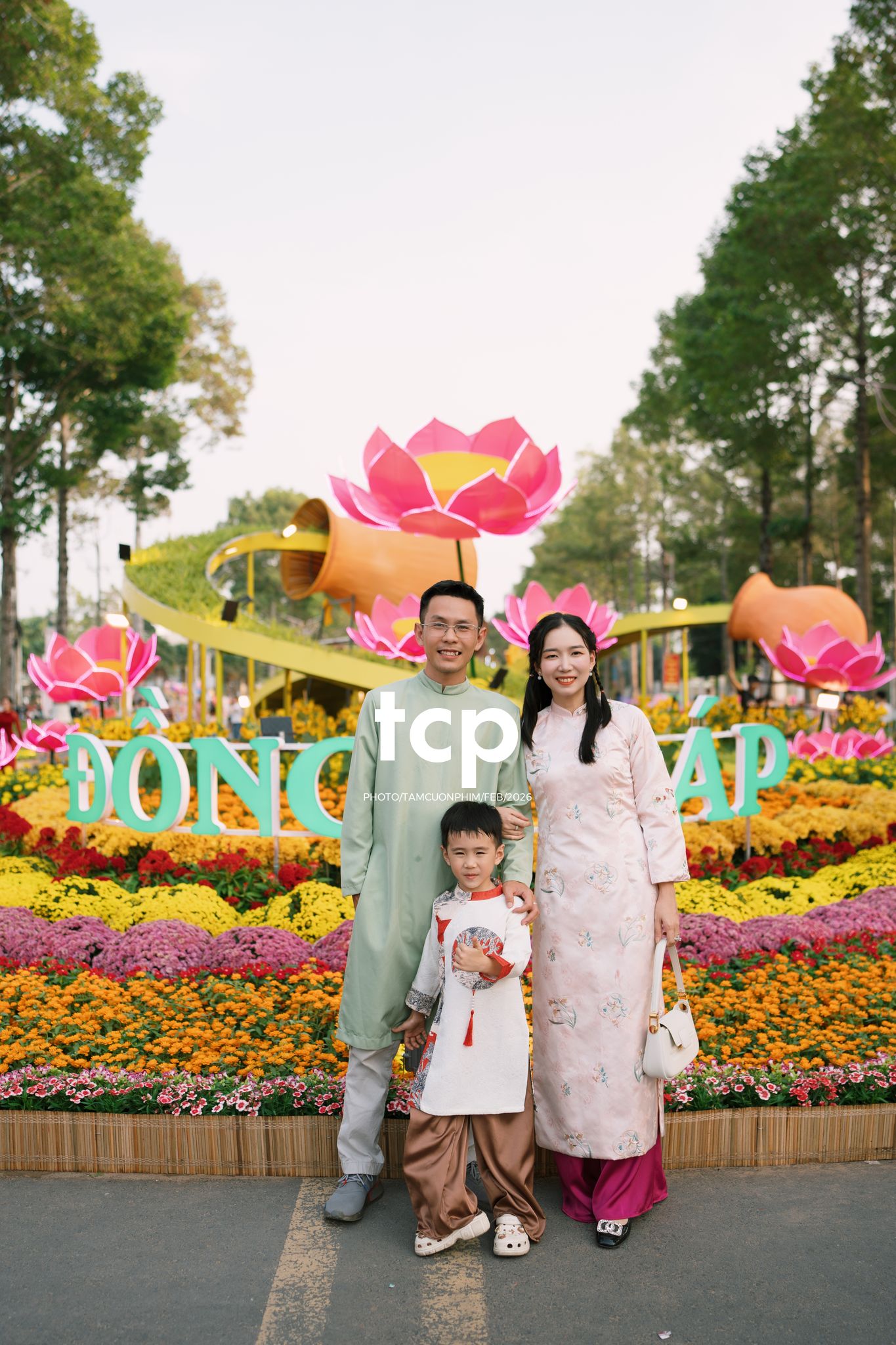 Tám Cuộn Phim - Chiếc nón lá tung bay giữa vườn hoa rực rỡ