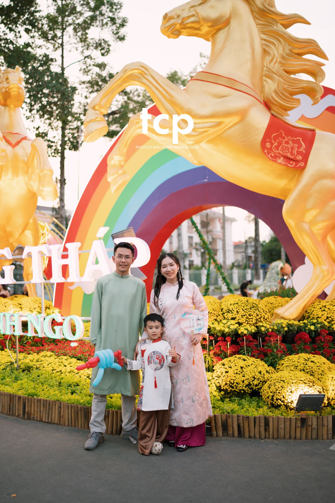 Tám Cuộn Phim - Chiếc nón lá tung bay giữa vườn hoa rực rỡ