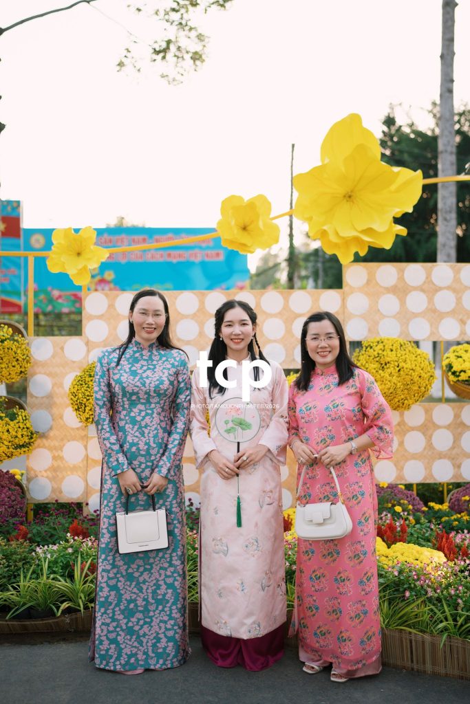 Tám Cuộn Phim - Chiếc nón lá tung bay giữa vườn hoa rực rỡ