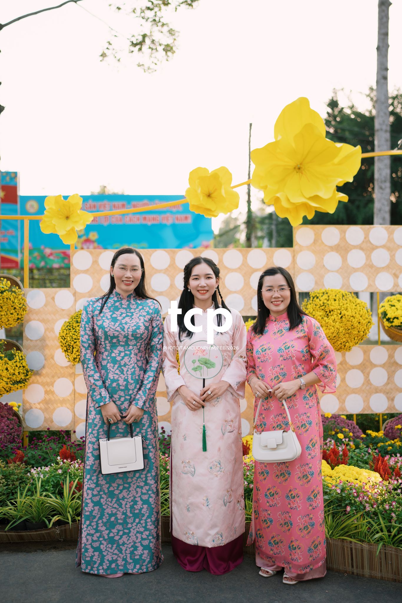 Tám Cuộn Phim - Chiếc nón lá tung bay giữa vườn hoa rực rỡ