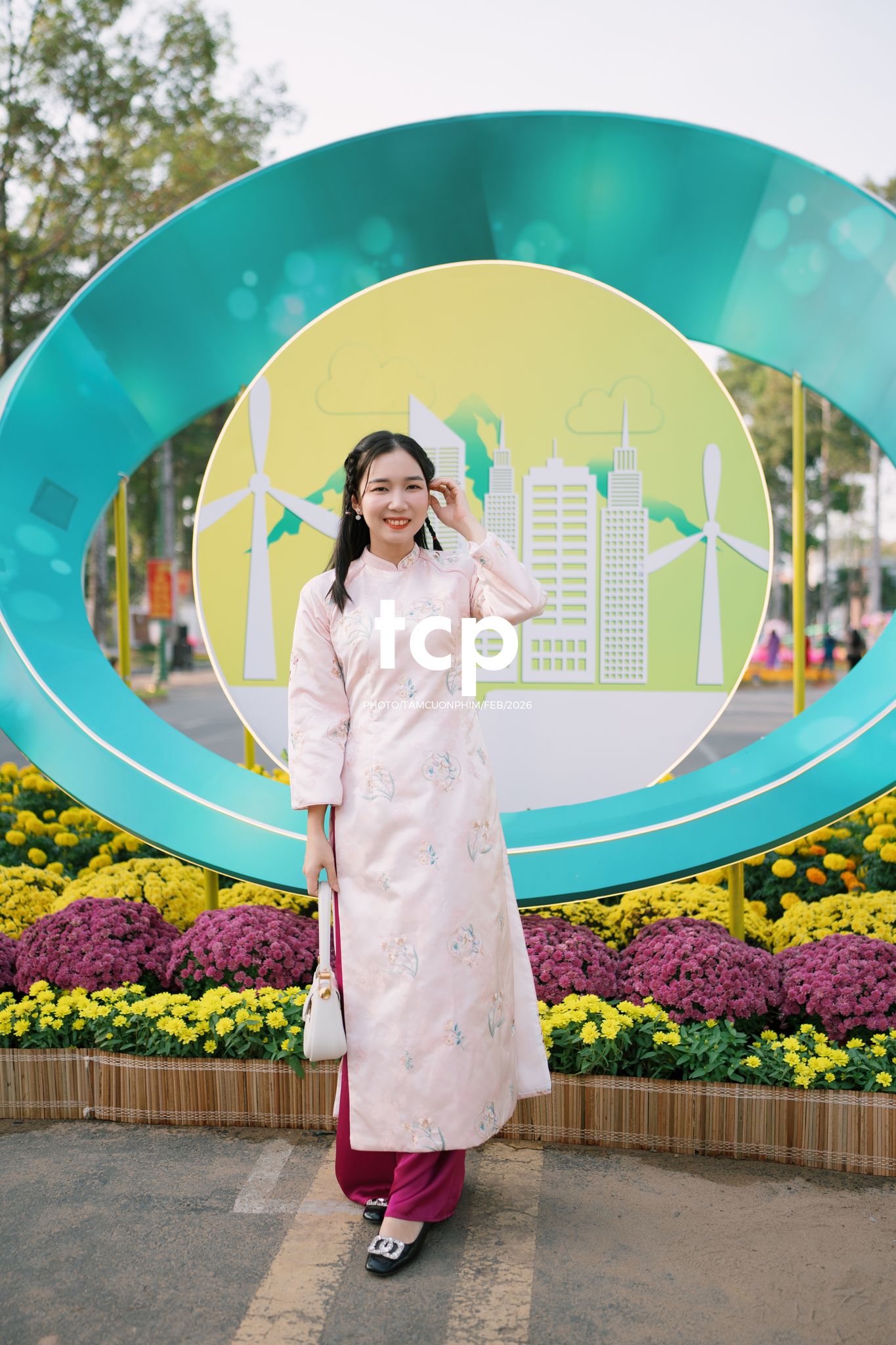 Tám Cuộn Phim - Chiếc nón lá tung bay giữa vườn hoa rực rỡ