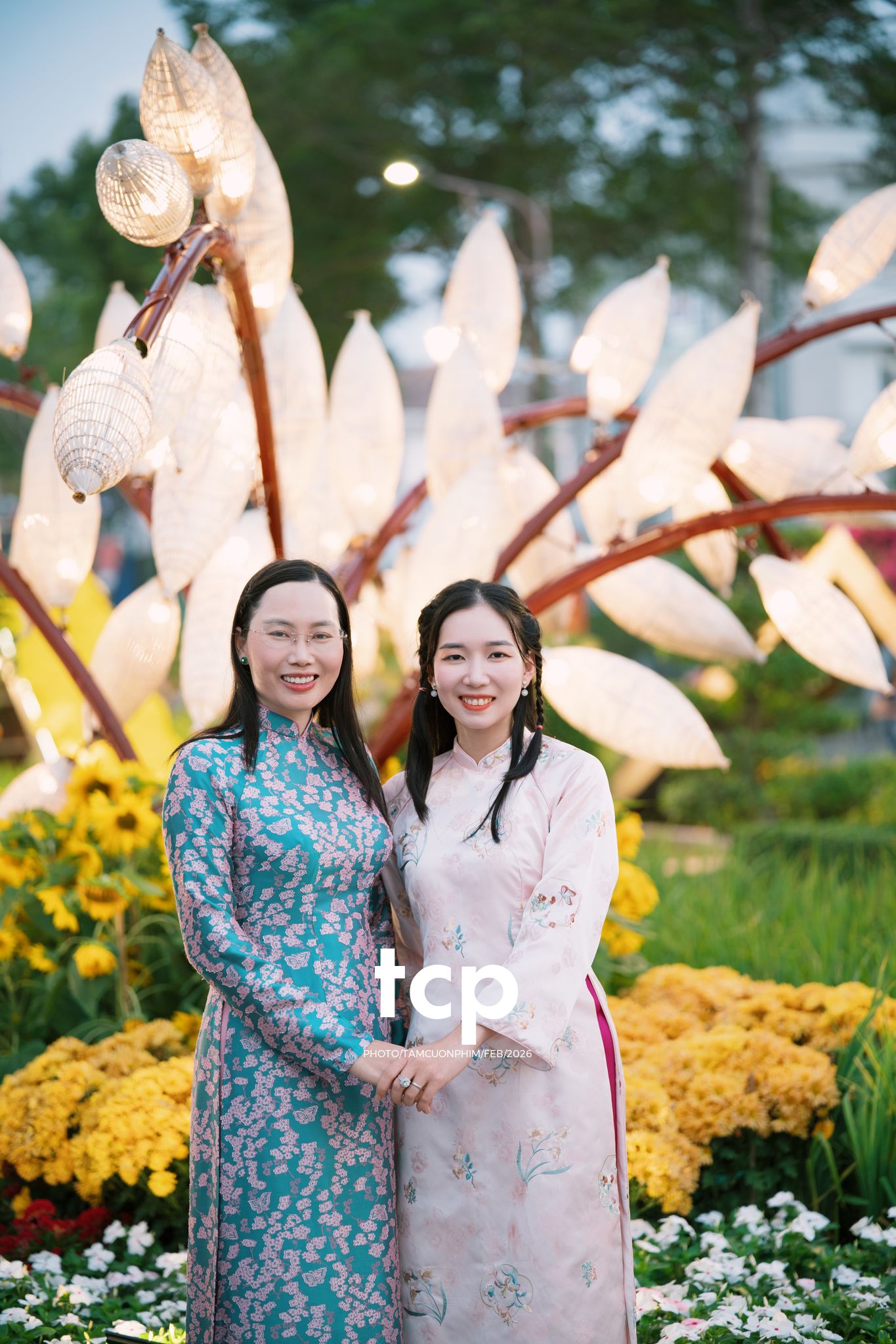 Tám Cuộn Phim - Chiếc nón lá tung bay giữa vườn hoa rực rỡ