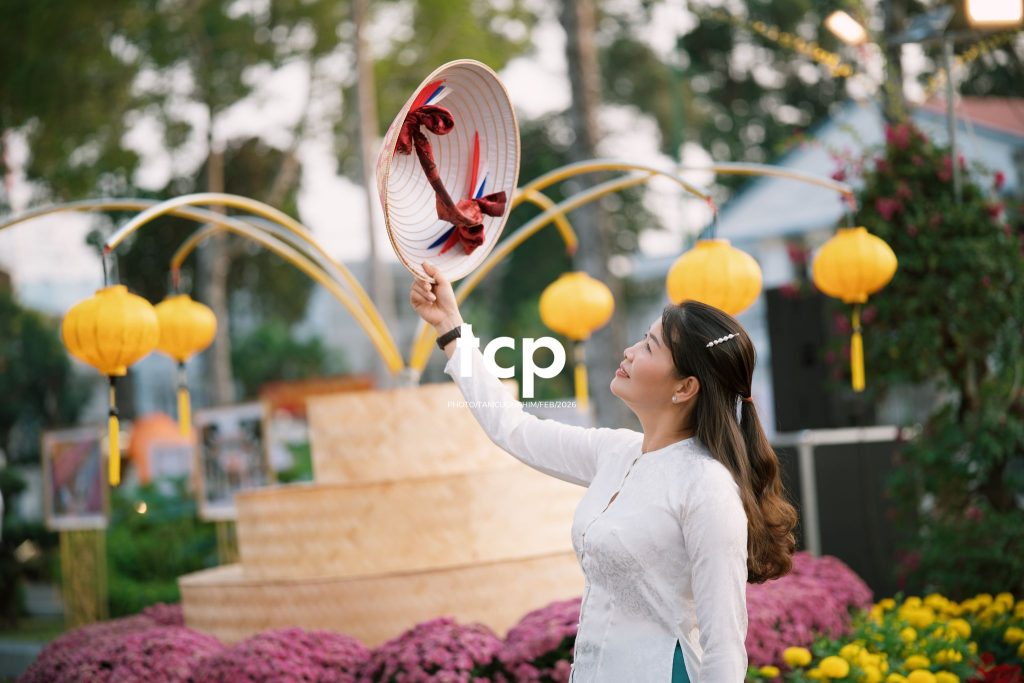 Tám Cuộn Phim - Chiếc nón lá tung bay giữa vườn hoa rực rỡ