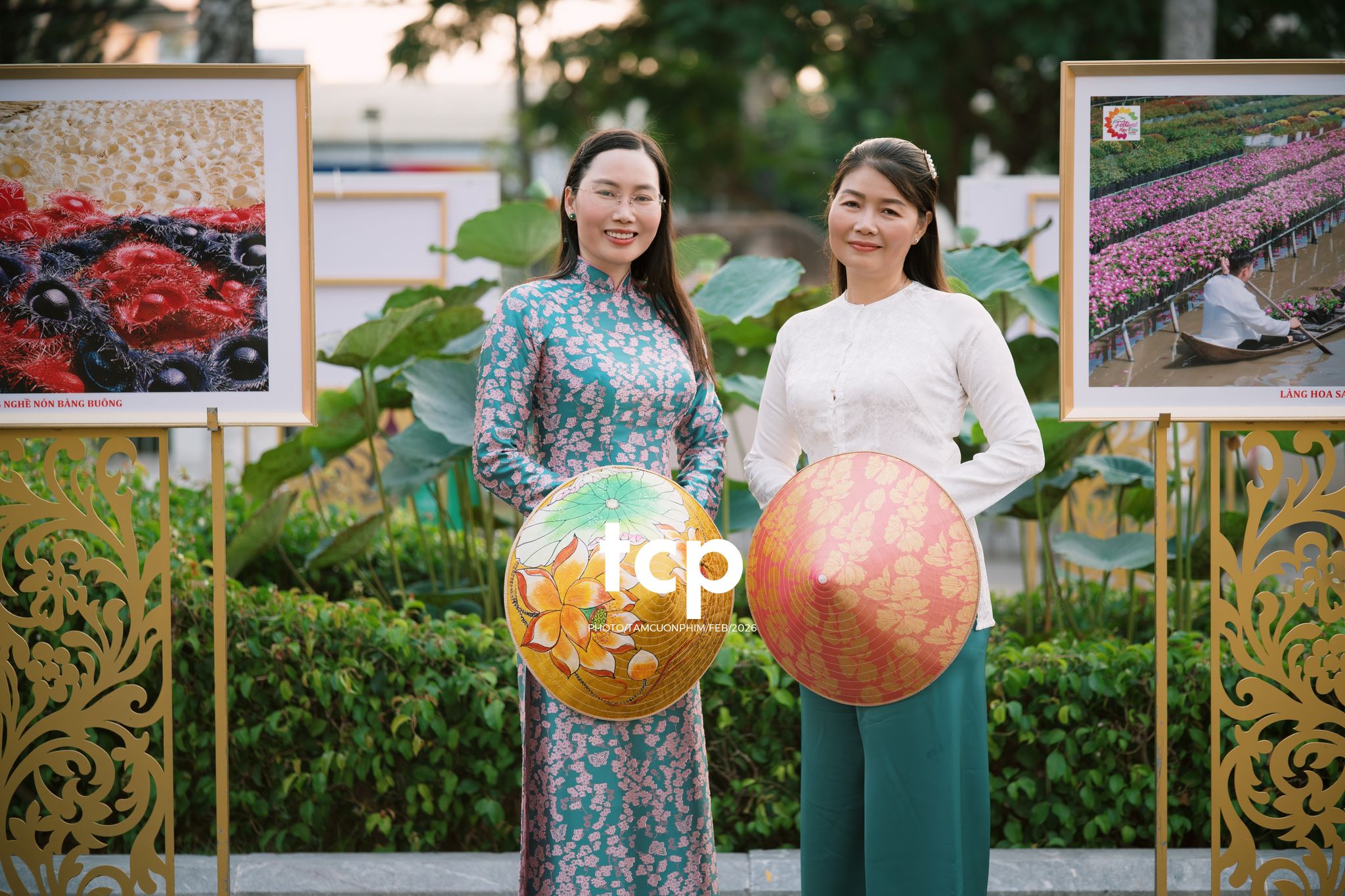 Tám Cuộn Phim - Chiếc nón lá tung bay giữa vườn hoa rực rỡ