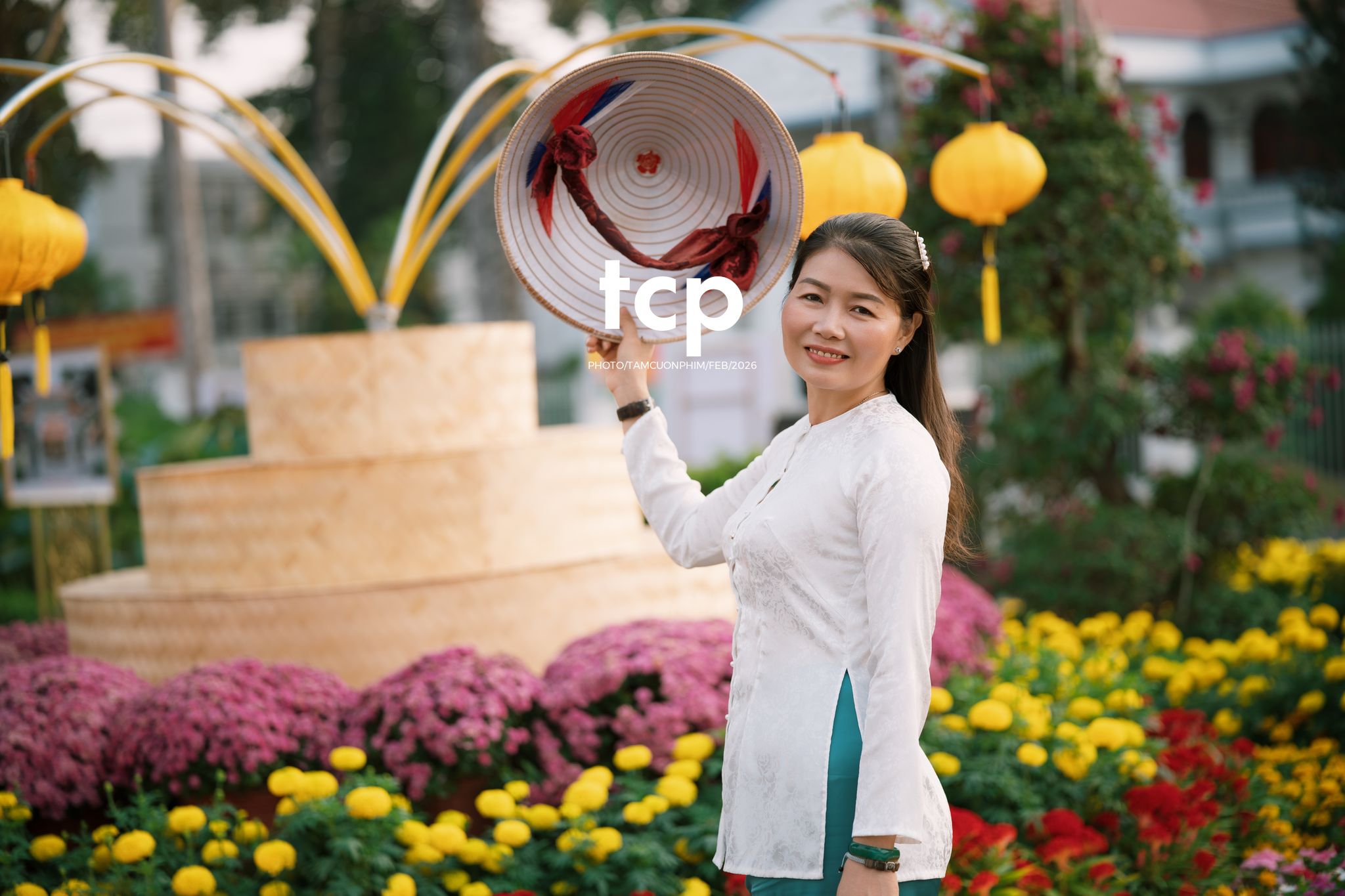 Tám Cuộn Phim - Chiếc nón lá tung bay giữa vườn hoa rực rỡ