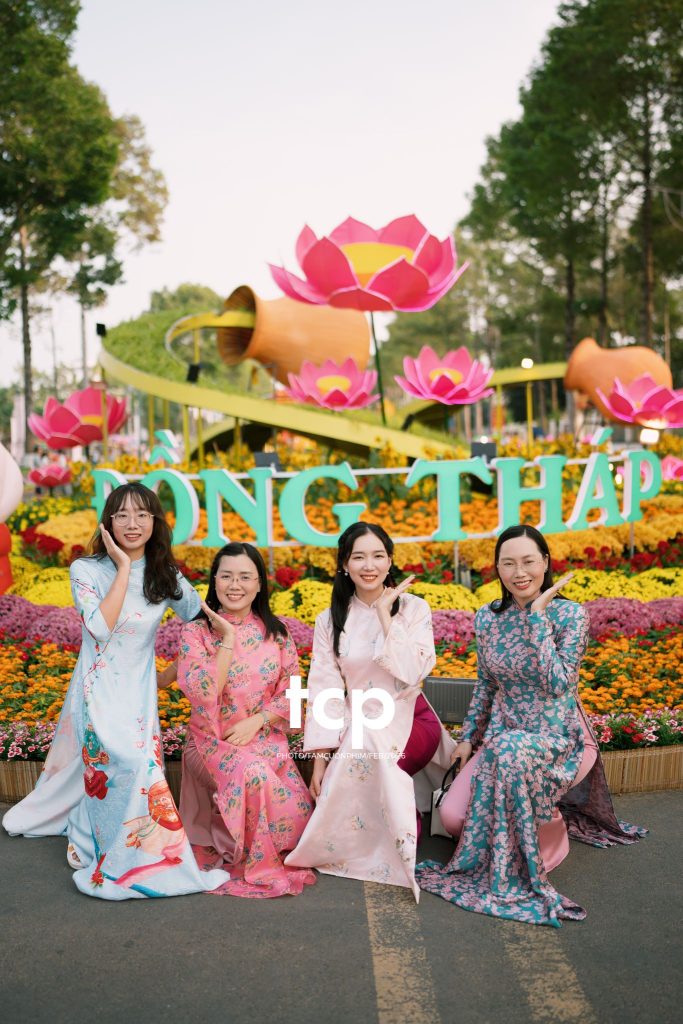 Tám Cuộn Phim - Chiếc nón lá tung bay giữa vườn hoa rực rỡ