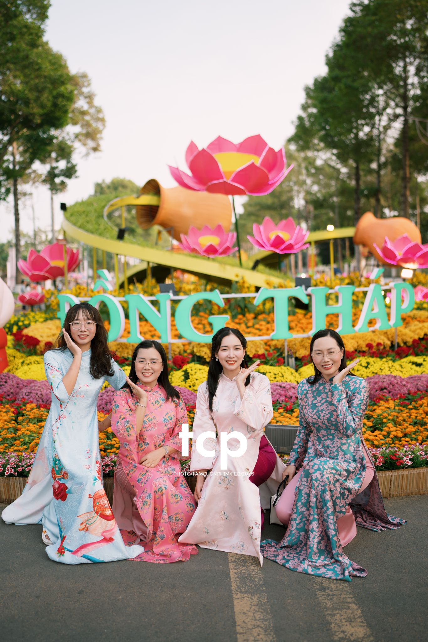Tám Cuộn Phim - Chiếc nón lá tung bay giữa vườn hoa rực rỡ