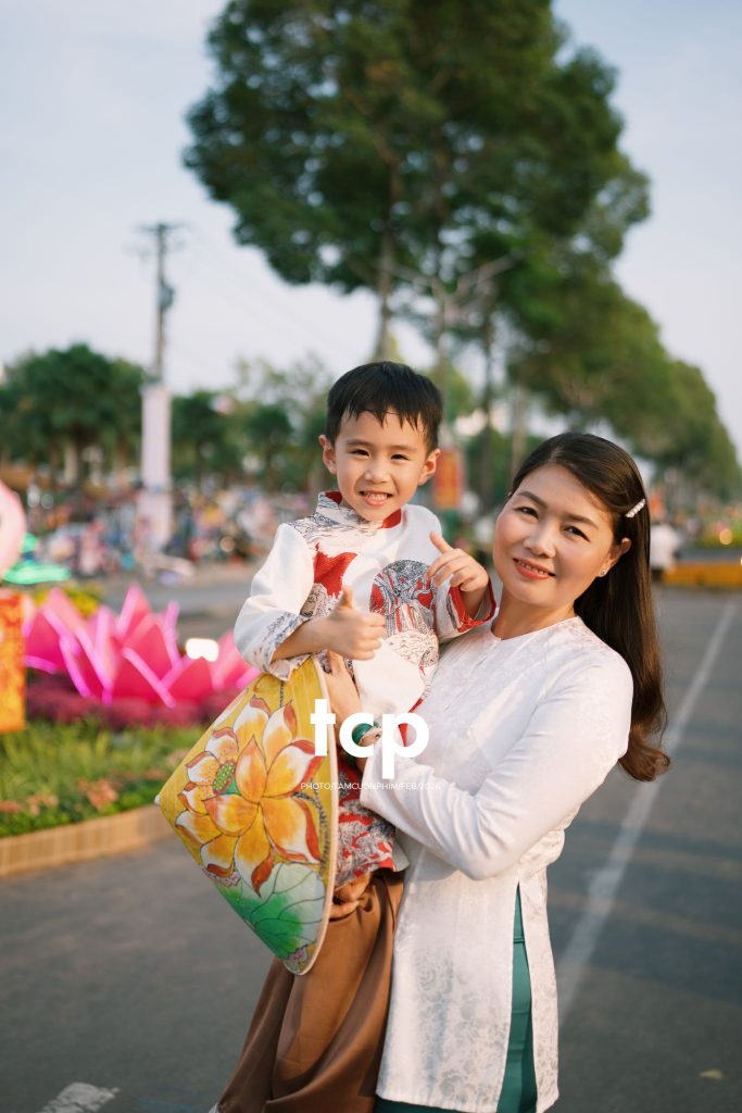 Tám Cuộn Phim - Chiếc nón lá tung bay giữa vườn hoa rực rỡ