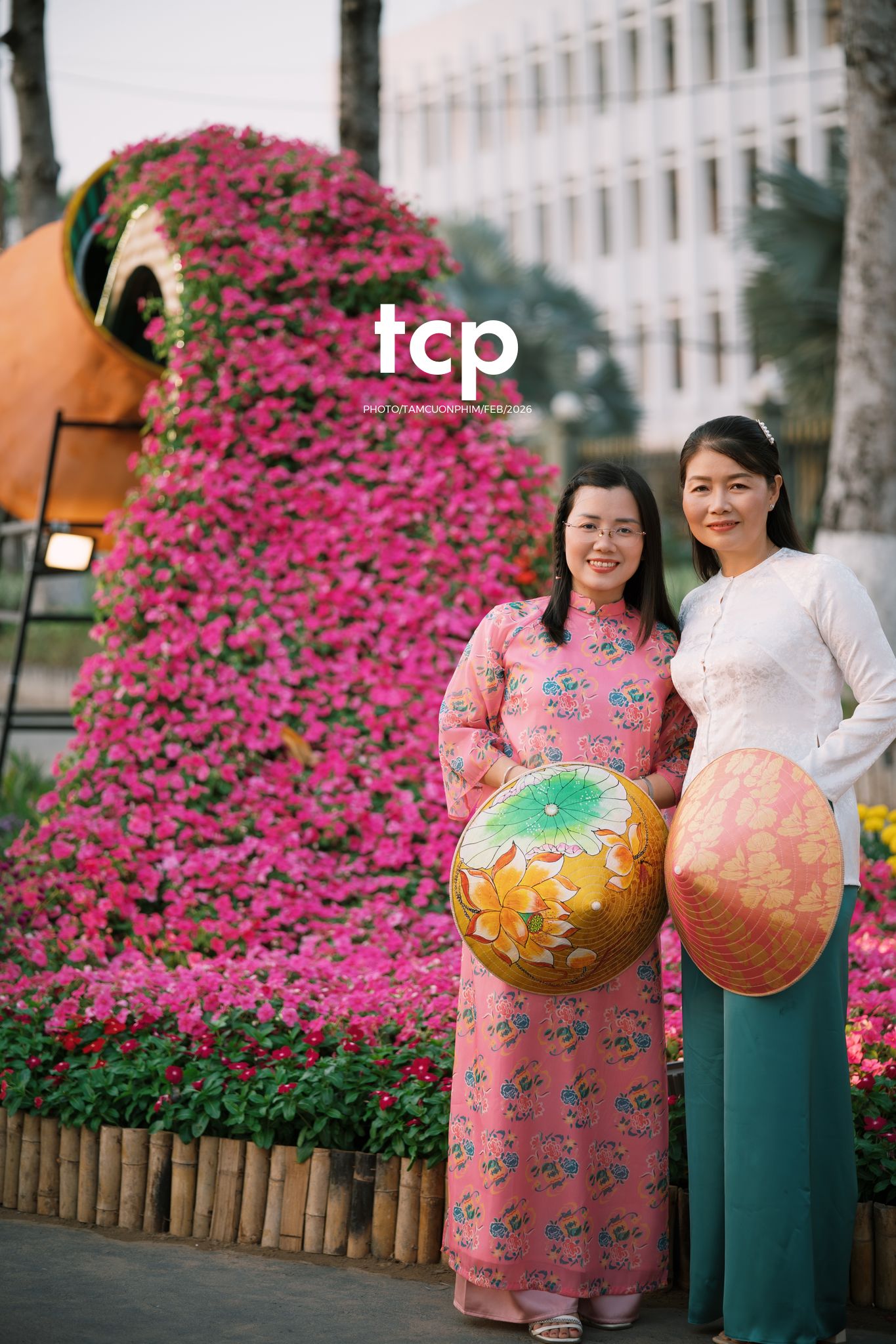 Tám Cuộn Phim - Chiếc nón lá tung bay giữa vườn hoa rực rỡ