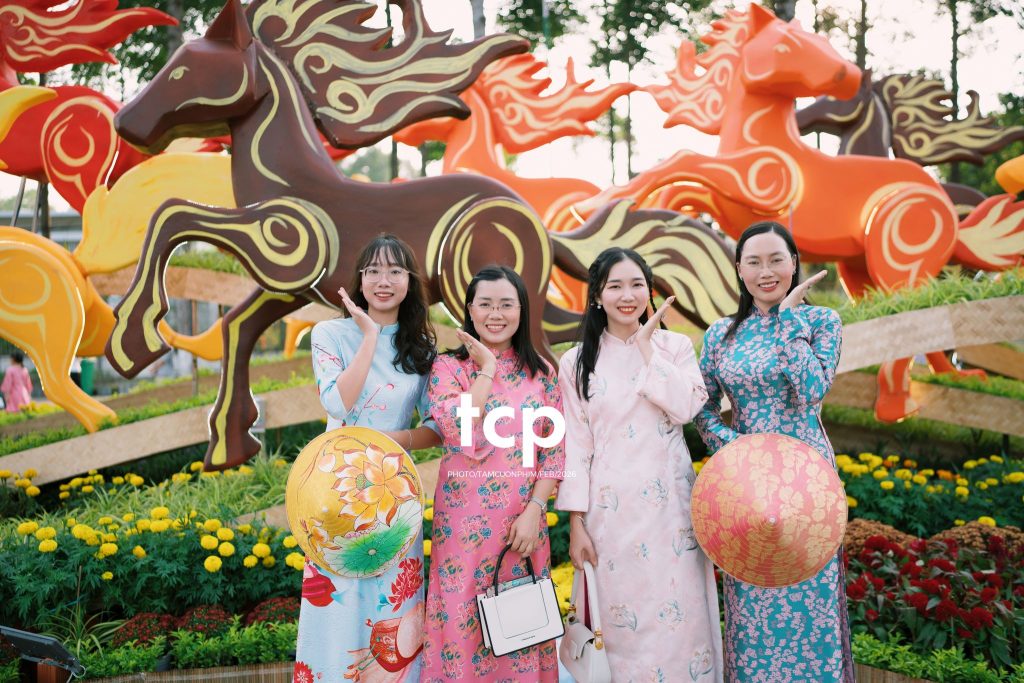 Tám Cuộn Phim - Chiếc nón lá tung bay giữa vườn hoa rực rỡ