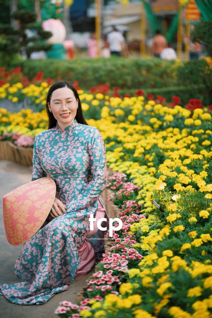 Tám Cuộn Phim - Chiếc nón lá tung bay giữa vườn hoa rực rỡ
