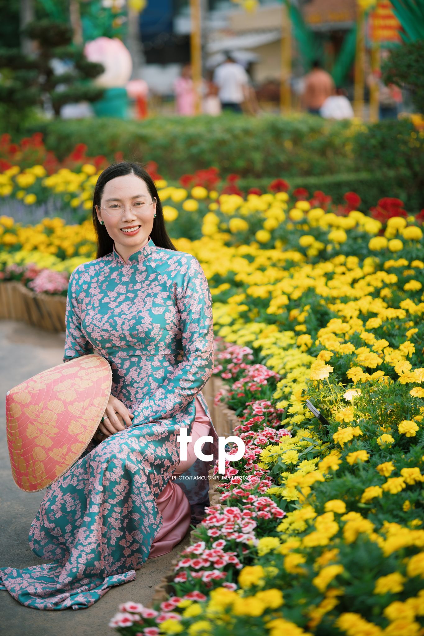 Tám Cuộn Phim - Chiếc nón lá tung bay giữa vườn hoa rực rỡ