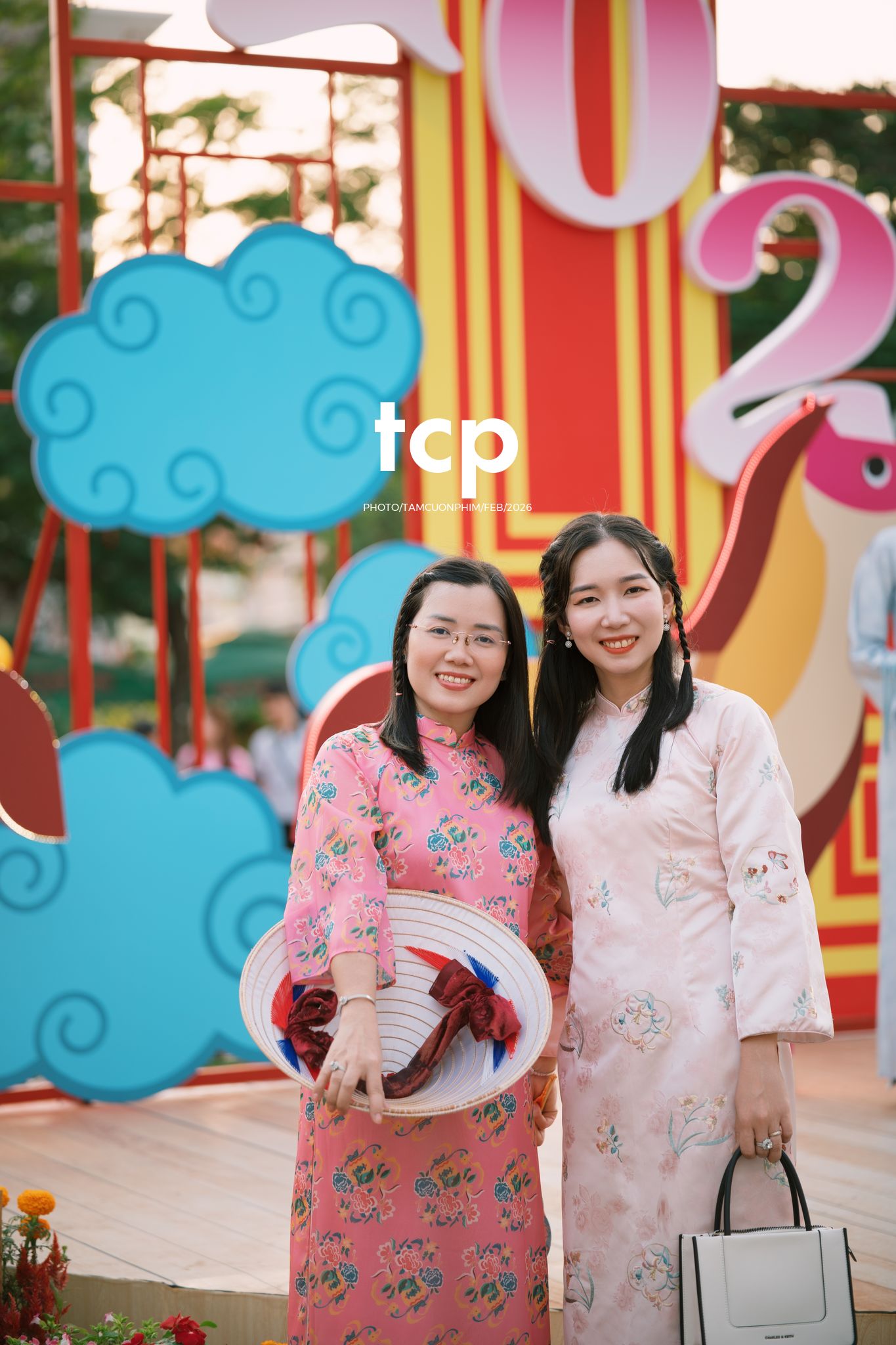 Tám Cuộn Phim - Chiếc nón lá tung bay giữa vườn hoa rực rỡ