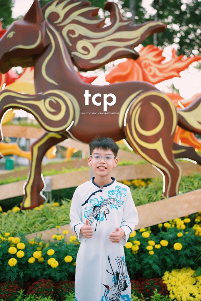 Tám Cuộn Phim - Chiếc nón lá tung bay giữa vườn hoa rực rỡ