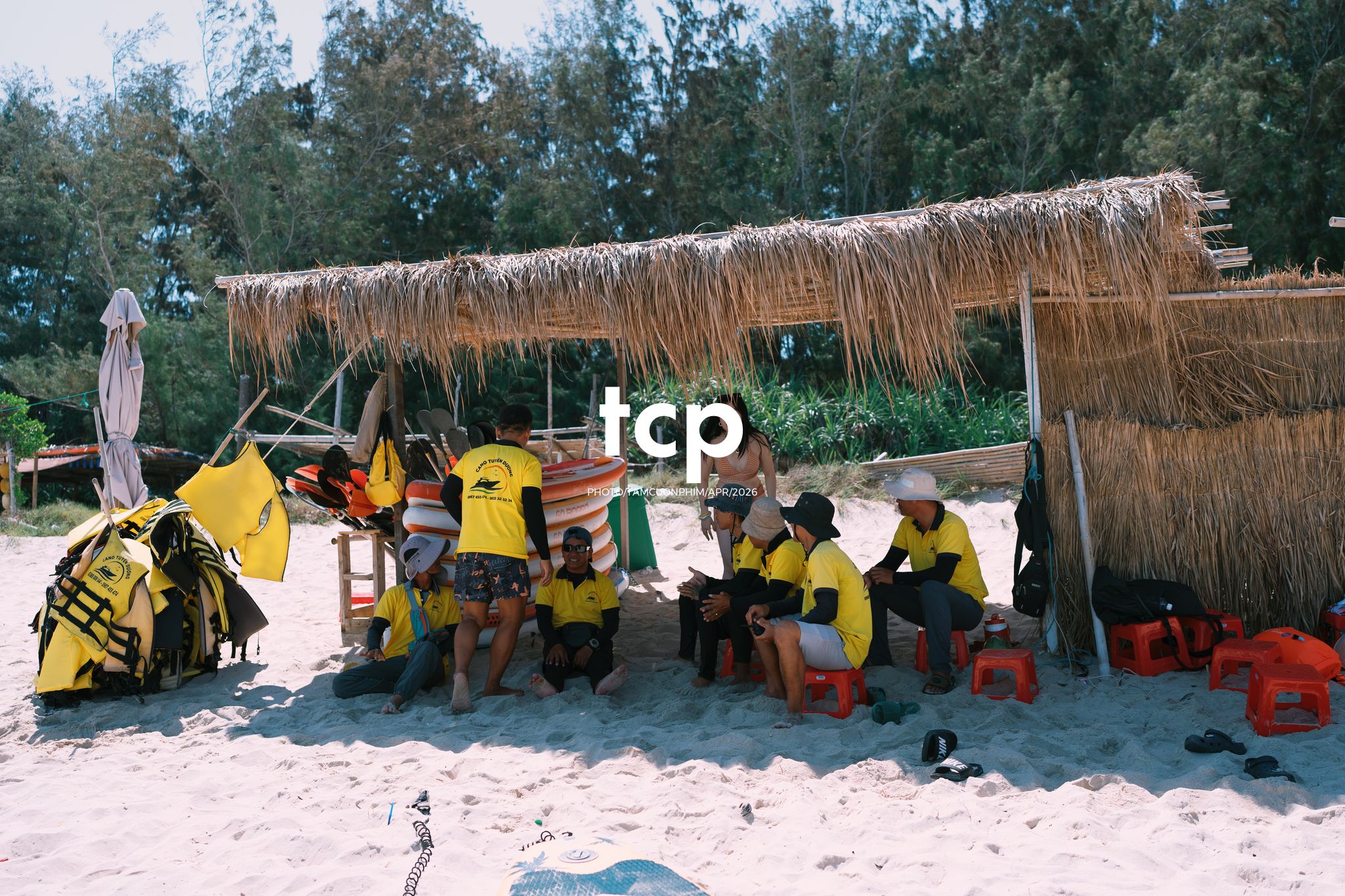 Tám Cuộn Phim - Chỉ còn năm phút nữa để kịp chuyến tàu cuối ra bãi đá đen