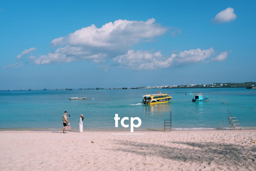 Tám Cuộn Phim - Chỉ còn năm phút nữa để kịp chuyến tàu cuối ra bãi đá đen