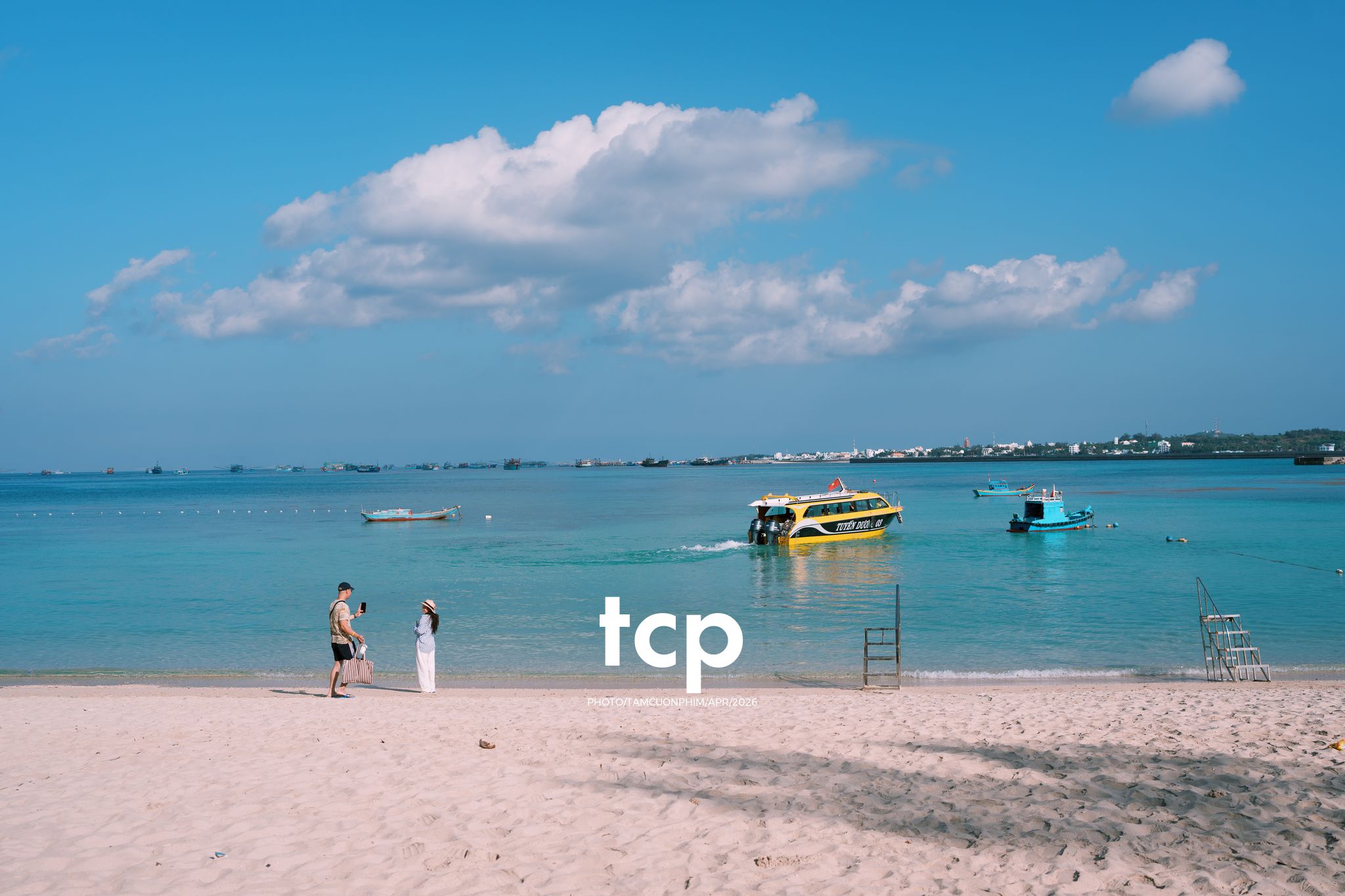 Tám Cuộn Phim - Chỉ còn năm phút nữa để kịp chuyến tàu cuối ra bãi đá đen