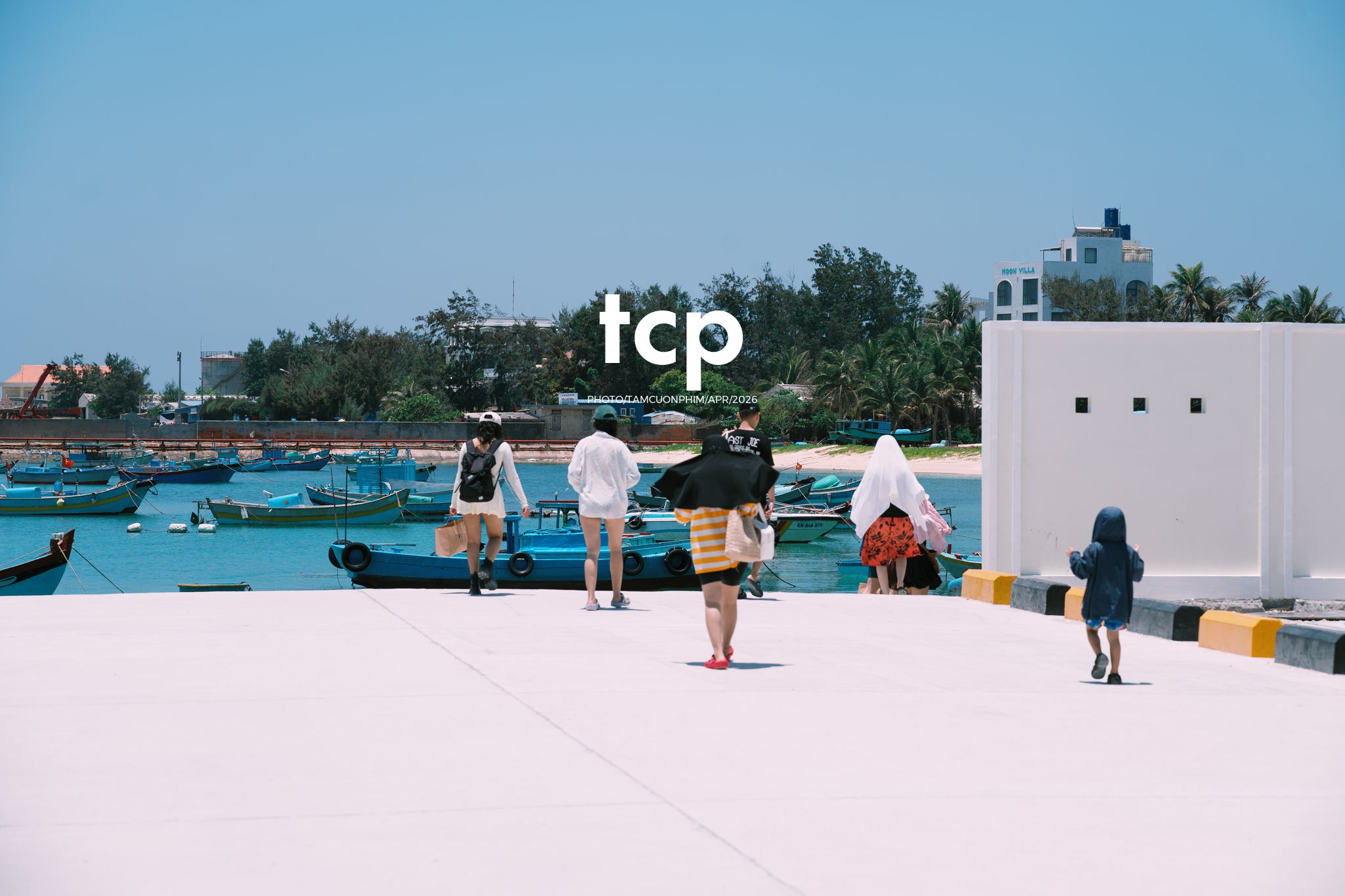 Tám Cuộn Phim - Chỉ còn năm phút nữa để kịp chuyến tàu cuối ra bãi đá đen