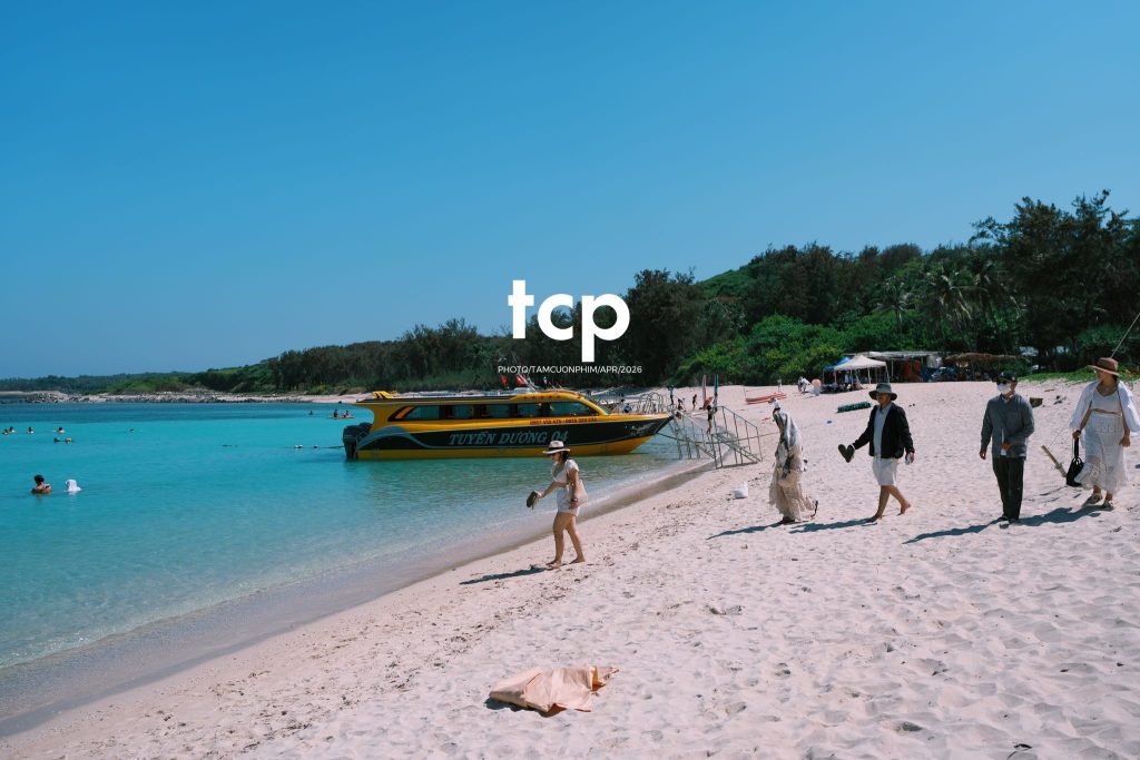 Tám Cuộn Phim - Chỉ còn năm phút nữa để kịp chuyến tàu cuối ra bãi đá đen
