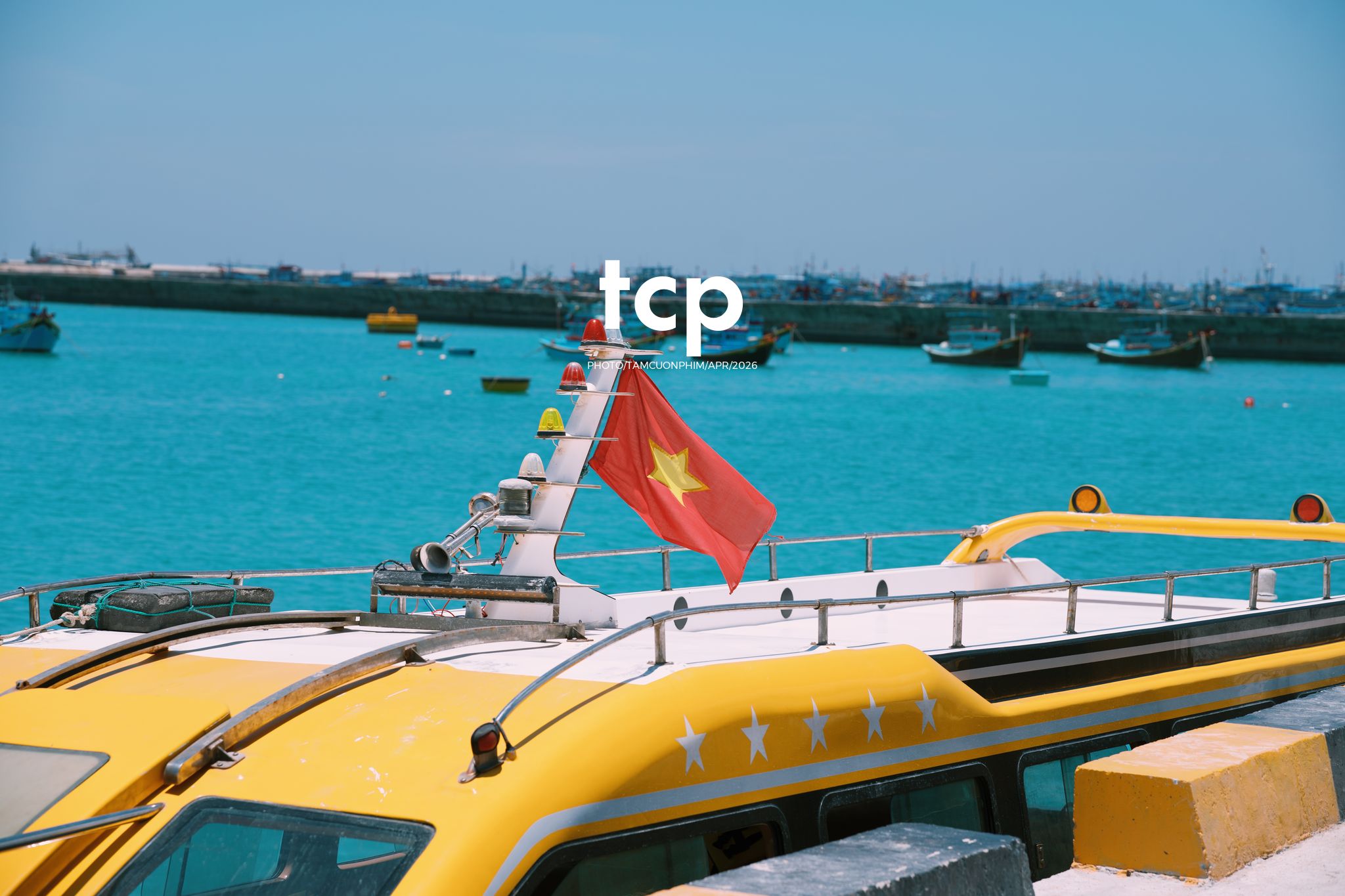 Tám Cuộn Phim - Chỉ còn năm phút nữa để kịp chuyến tàu cuối ra bãi đá đen