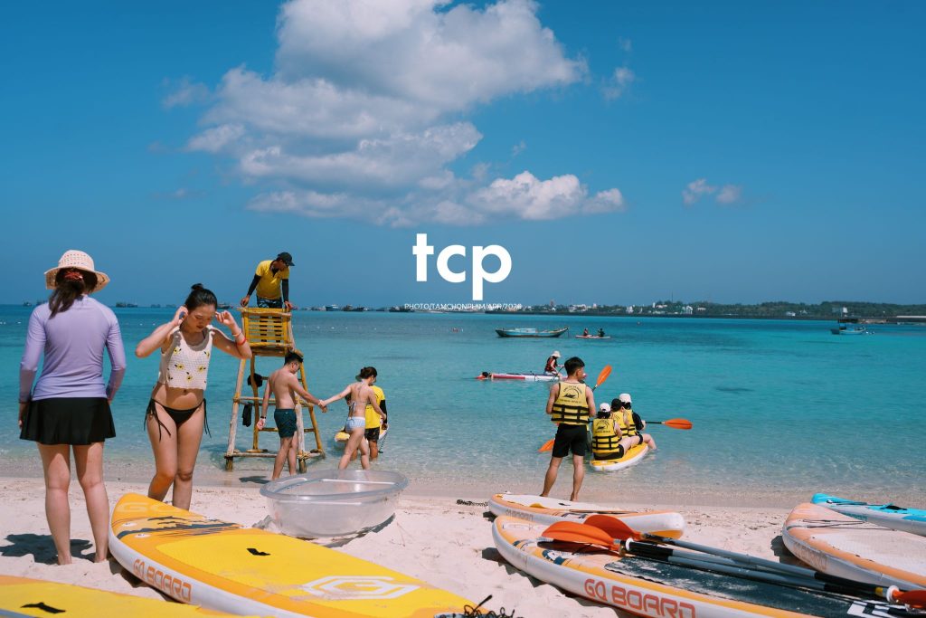 Tám Cuộn Phim - Chỉ còn năm phút nữa để kịp chuyến tàu cuối ra bãi đá đen
