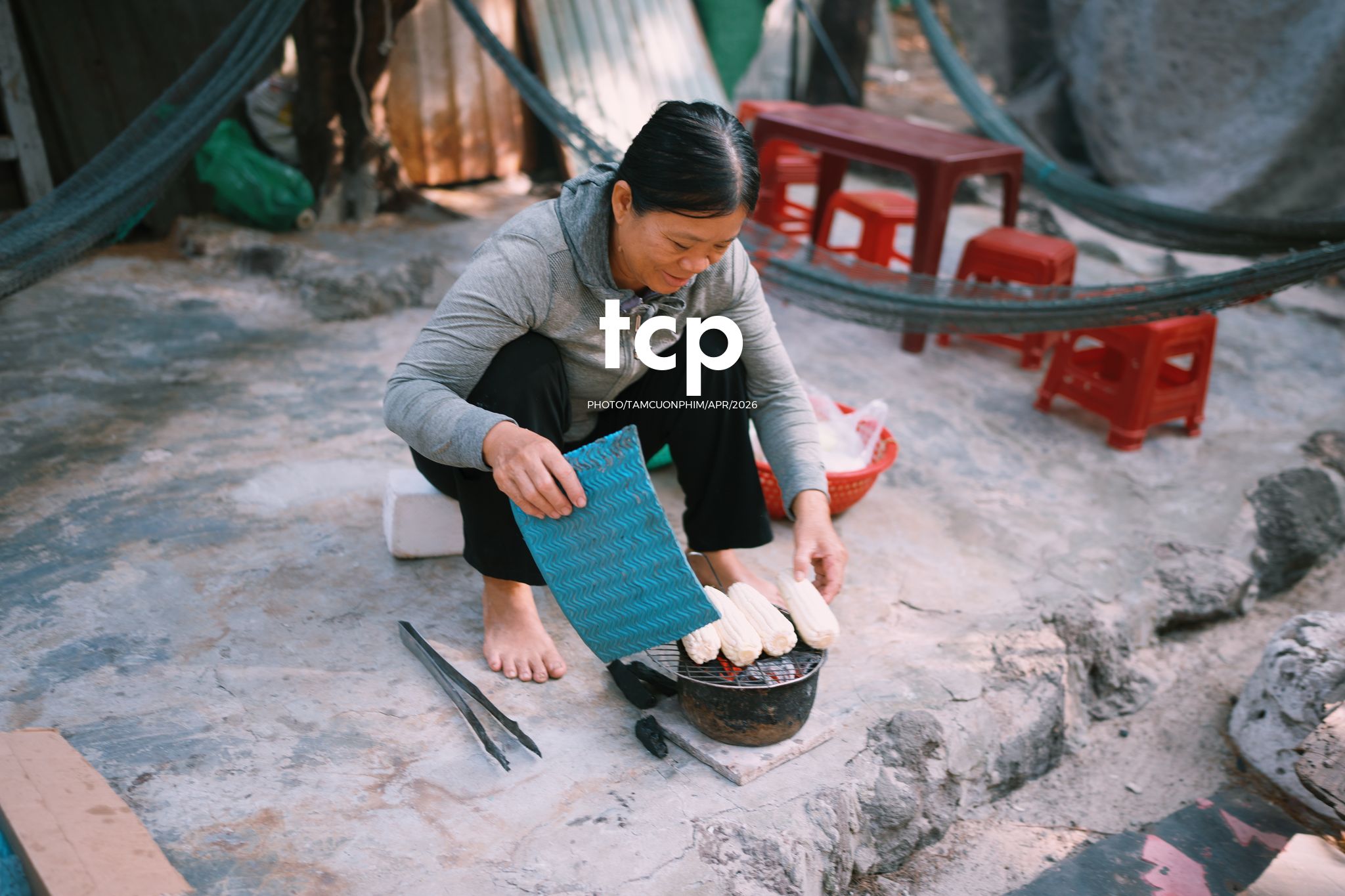 Tám Cuộn Phim - Chỉ còn năm phút nữa để kịp chuyến tàu cuối ra bãi đá đen