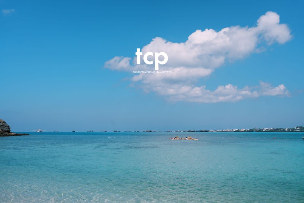 Tám Cuộn Phim - Chỉ còn năm phút nữa để kịp chuyến tàu cuối ra bãi đá đen