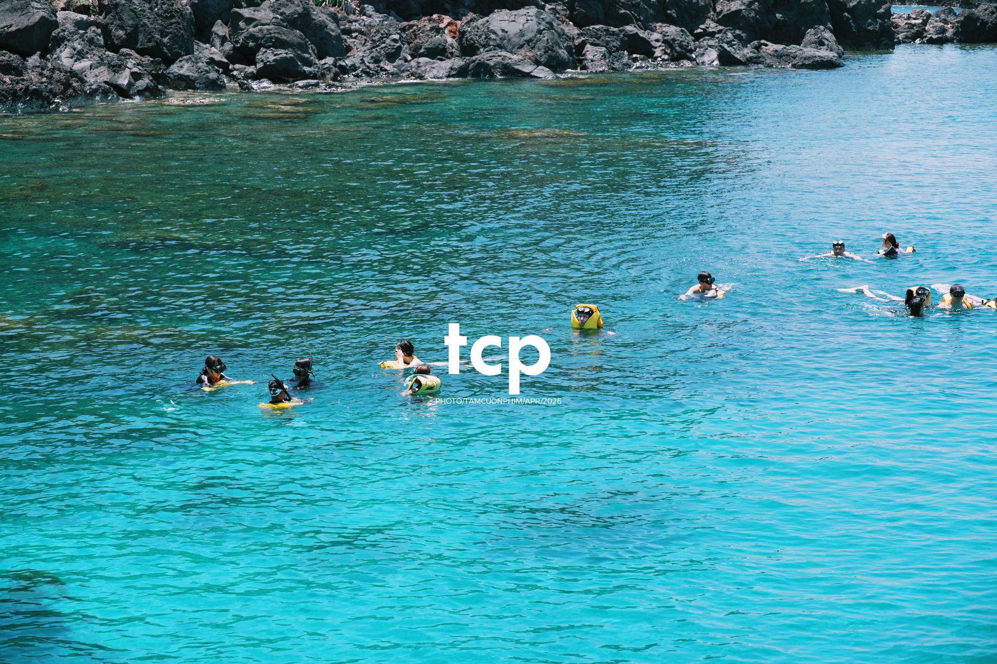 Tám Cuộn Phim - Chỉ còn năm phút nữa để kịp chuyến tàu cuối ra bãi đá đen