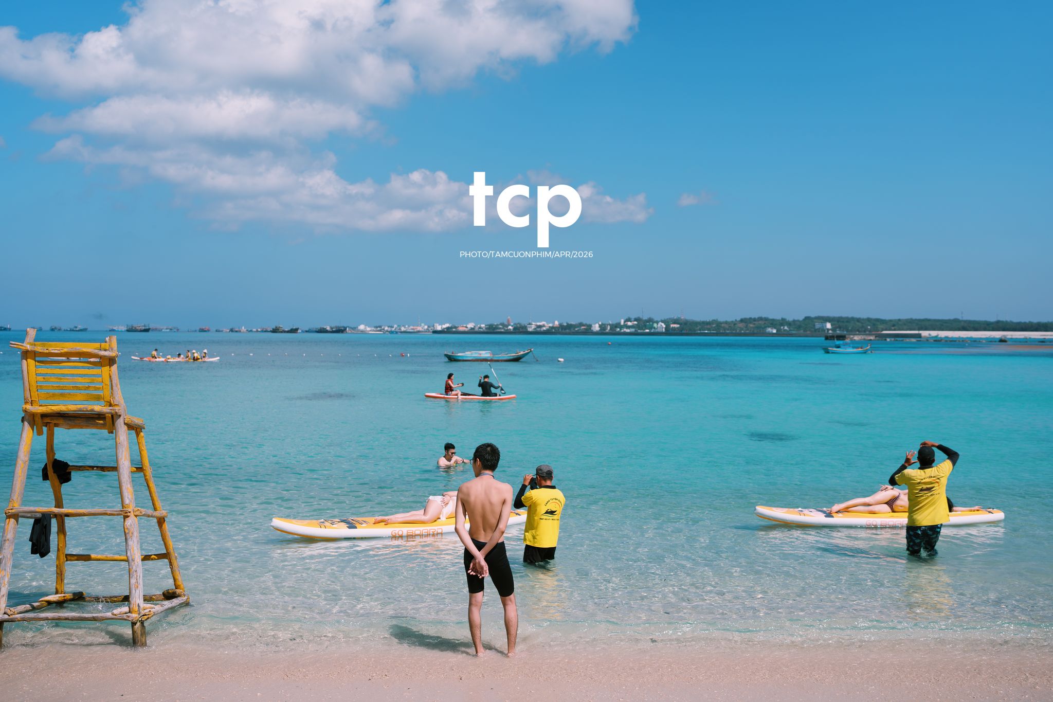 Tám Cuộn Phim - Chỉ còn năm phút nữa để kịp chuyến tàu cuối ra bãi đá đen