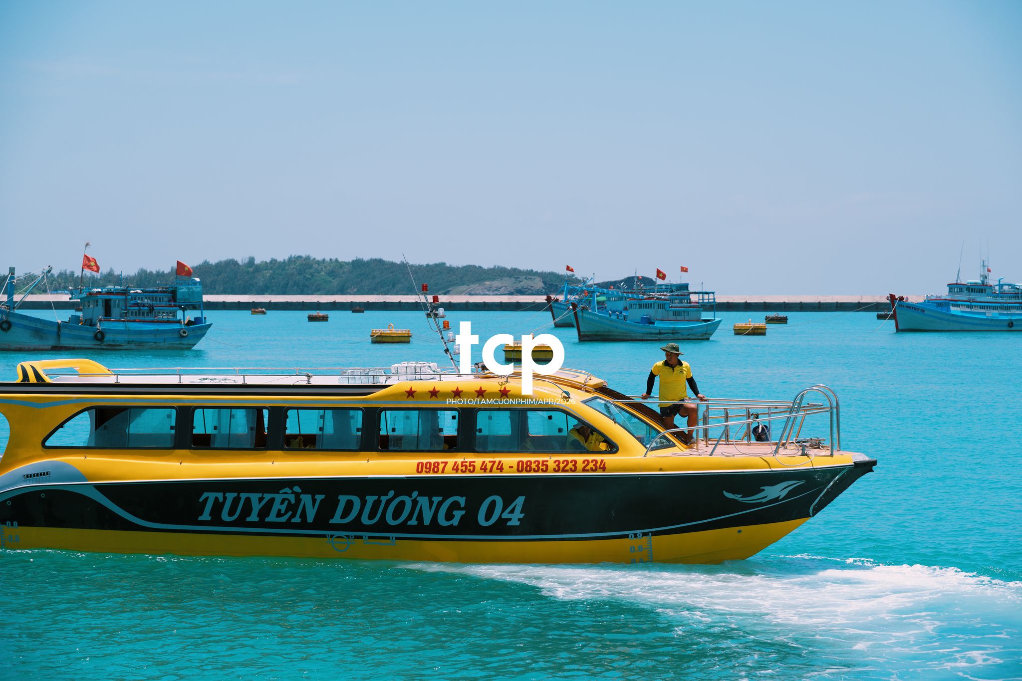 Tám Cuộn Phim - Chỉ còn năm phút nữa để kịp chuyến tàu cuối ra bãi đá đen