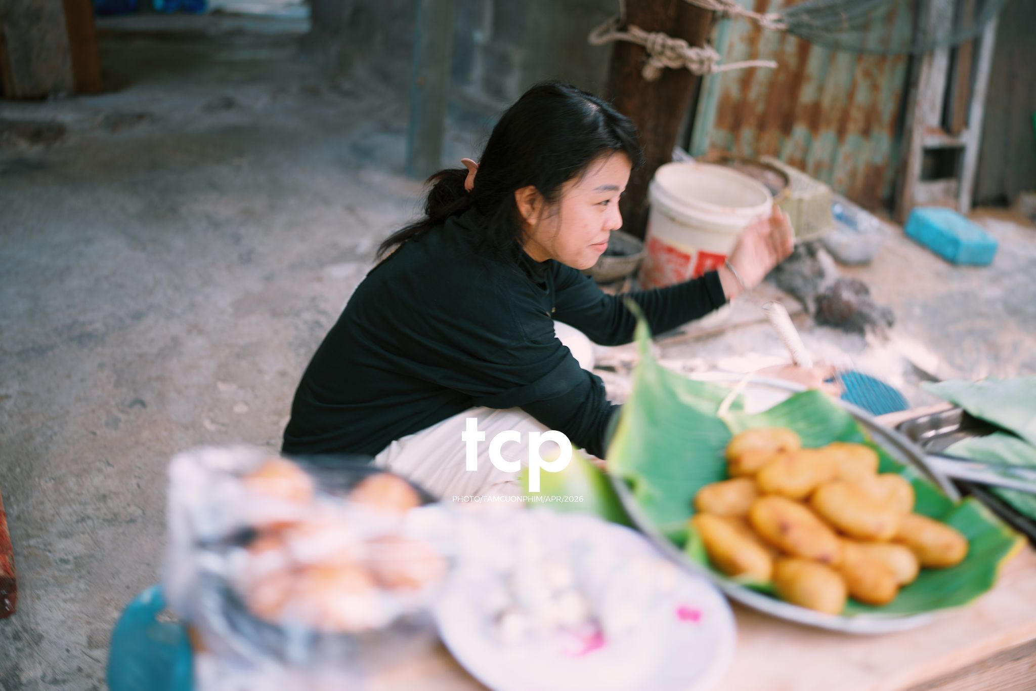 Tám Cuộn Phim - Chỉ còn năm phút nữa để kịp chuyến tàu cuối ra bãi đá đen