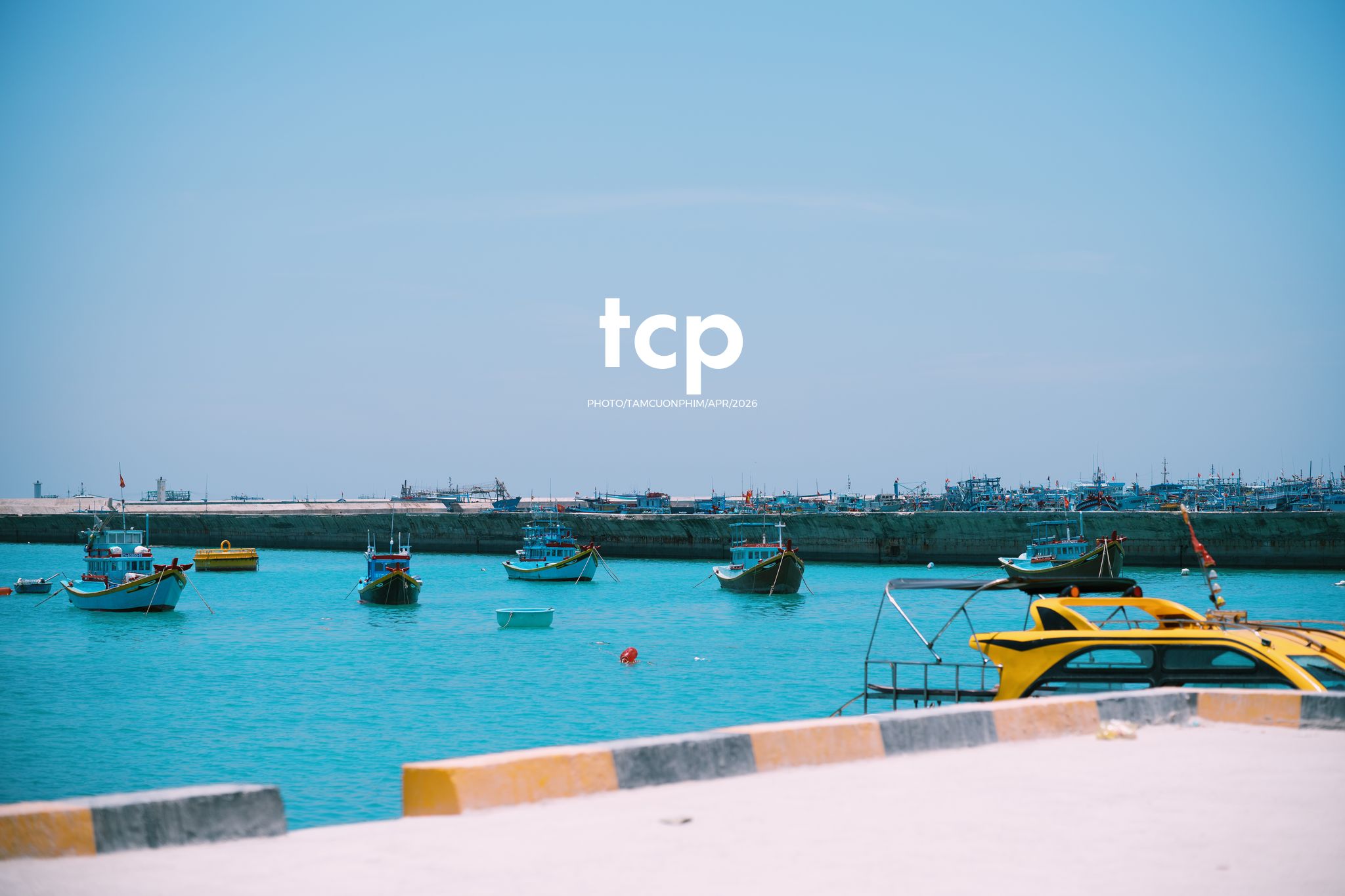 Tám Cuộn Phim - Chỉ còn năm phút nữa để kịp chuyến tàu cuối ra bãi đá đen
