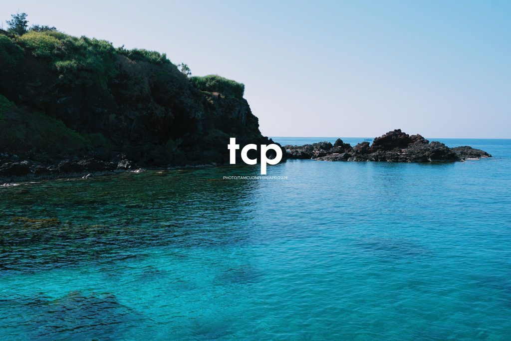 Tám Cuộn Phim - Chỉ còn năm phút nữa để kịp chuyến tàu cuối ra bãi đá đen