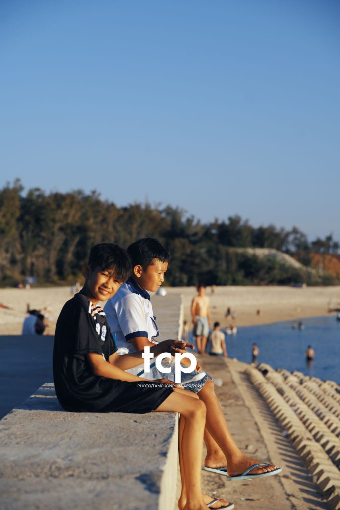 Tám Cuộn Phim - Nắng Gió Giữa Miền Viễn Hải