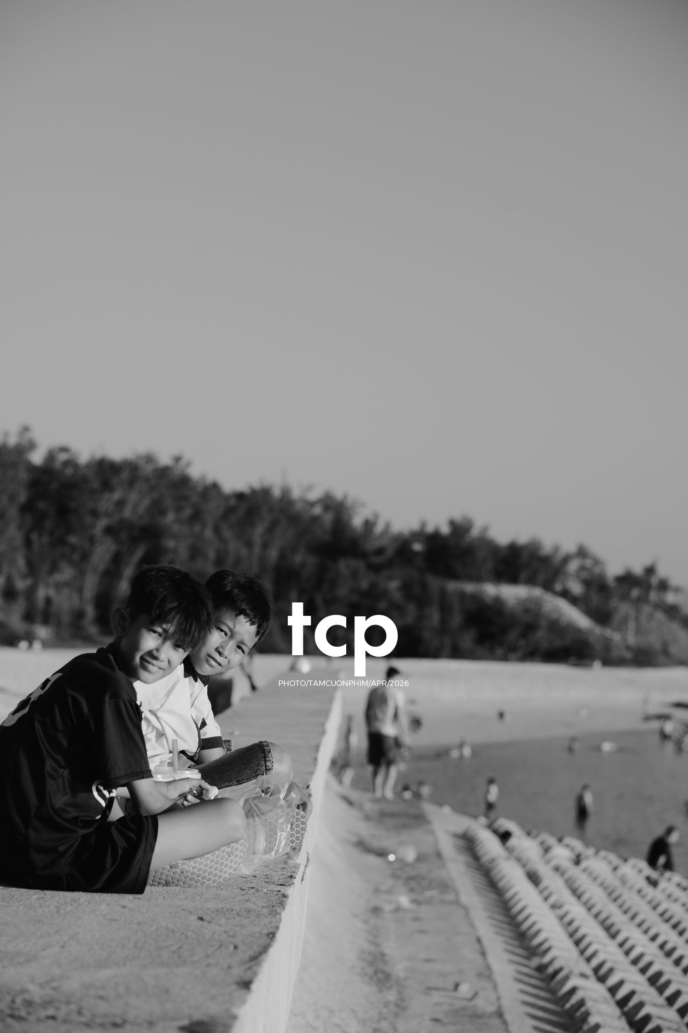 Tám Cuộn Phim - Nắng Gió Giữa Miền Viễn Hải
