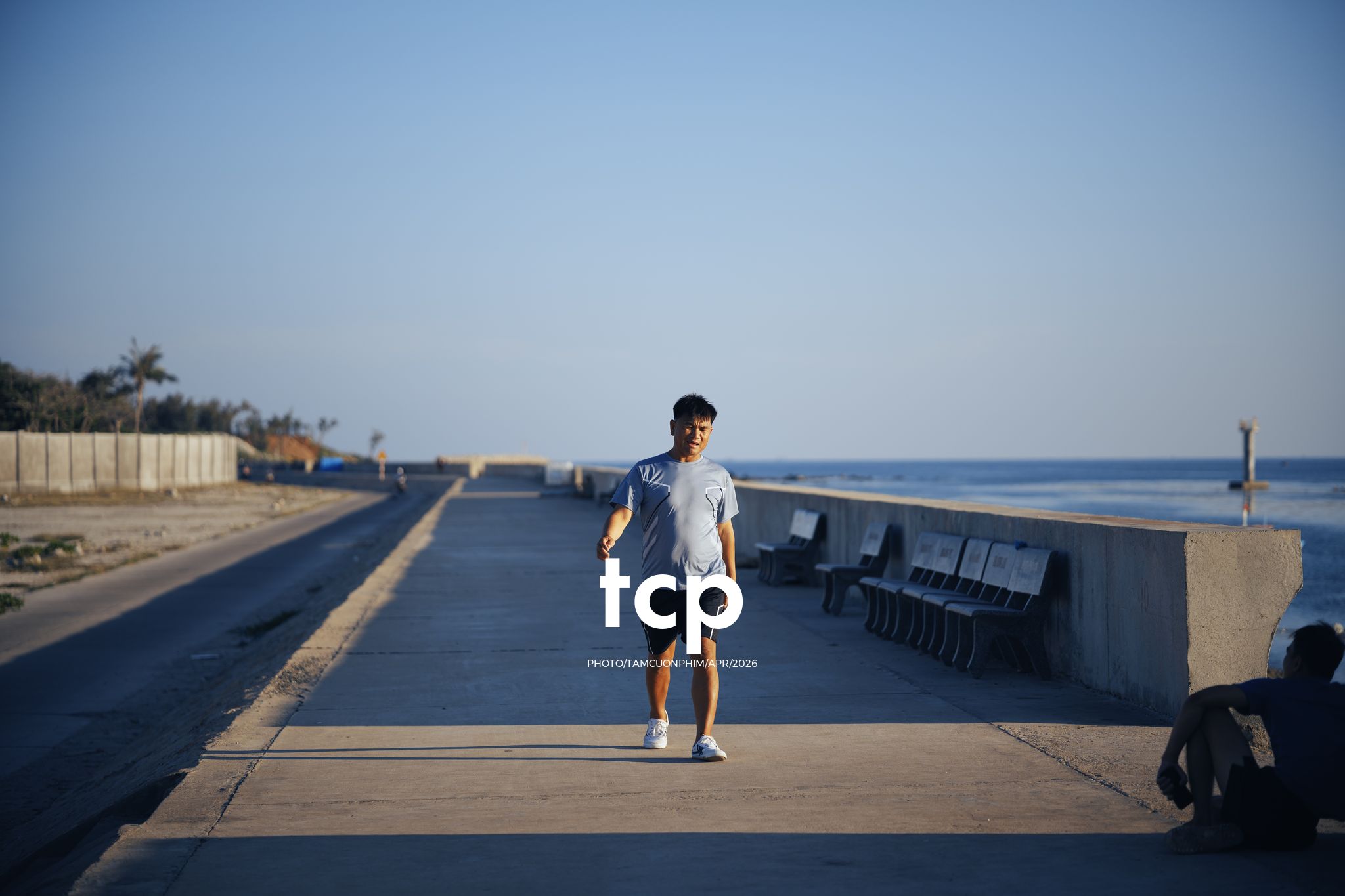 Tám Cuộn Phim - Nắng Gió Giữa Miền Viễn Hải