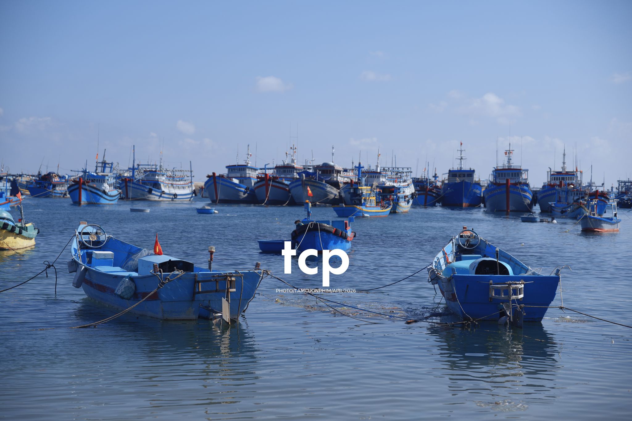 Tám Cuộn Phim - Nắng Gió Giữa Miền Viễn Hải