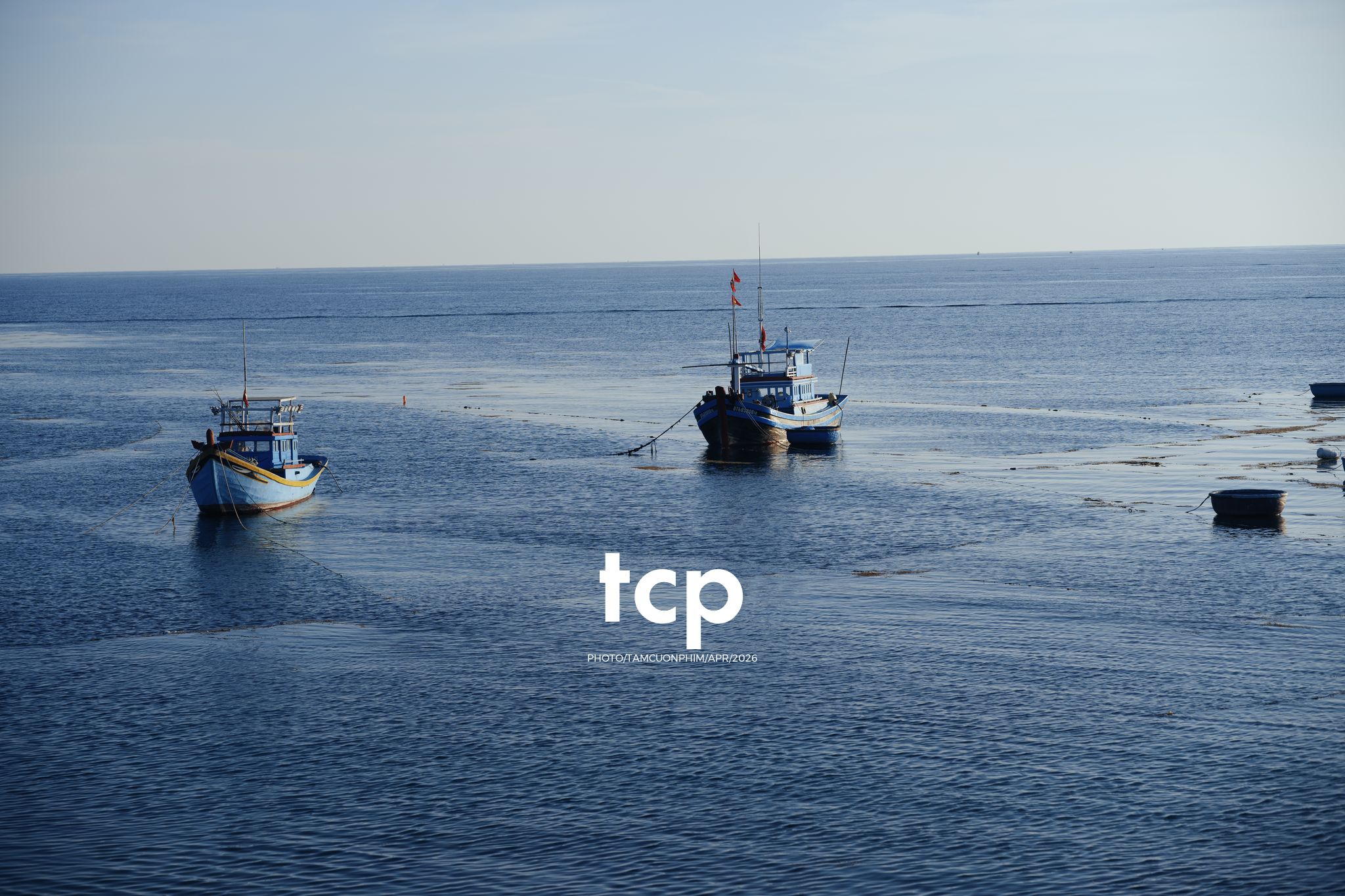 Tám Cuộn Phim - Nắng Gió Giữa Miền Viễn Hải