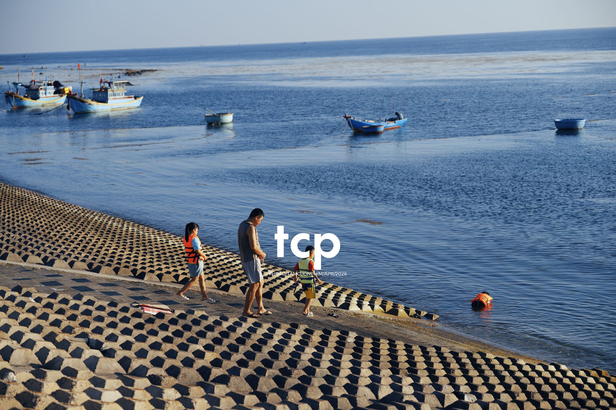 Tám Cuộn Phim - Nắng Gió Giữa Miền Viễn Hải