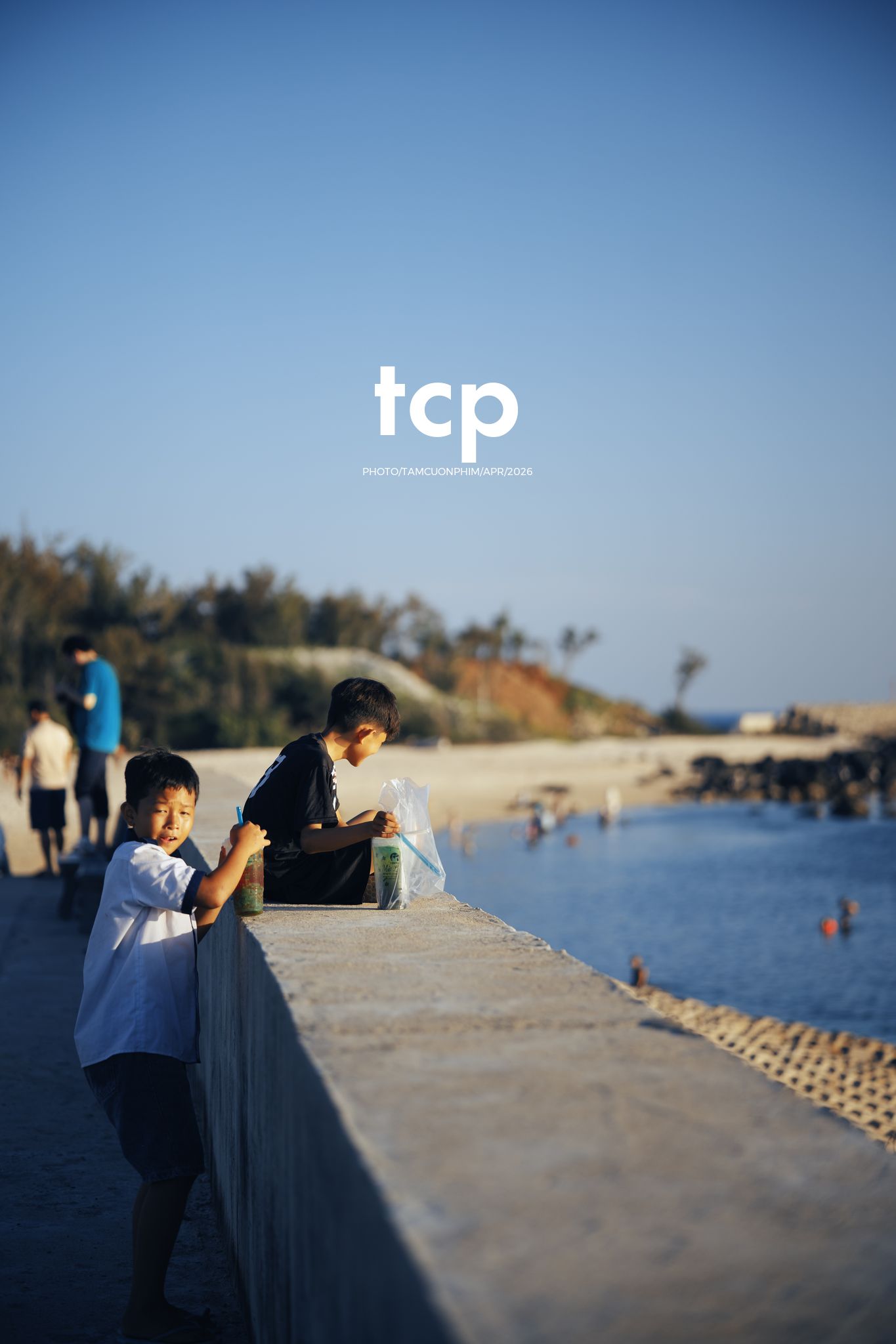 Tám Cuộn Phim - Nắng Gió Giữa Miền Viễn Hải