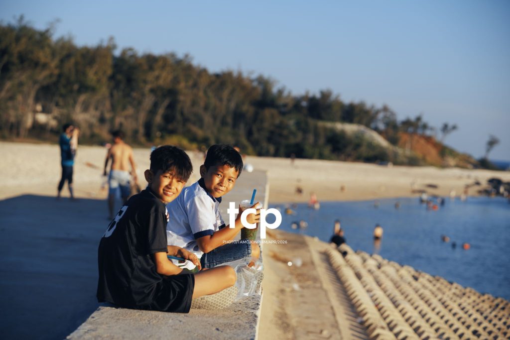 Tám Cuộn Phim - Nắng Gió Giữa Miền Viễn Hải